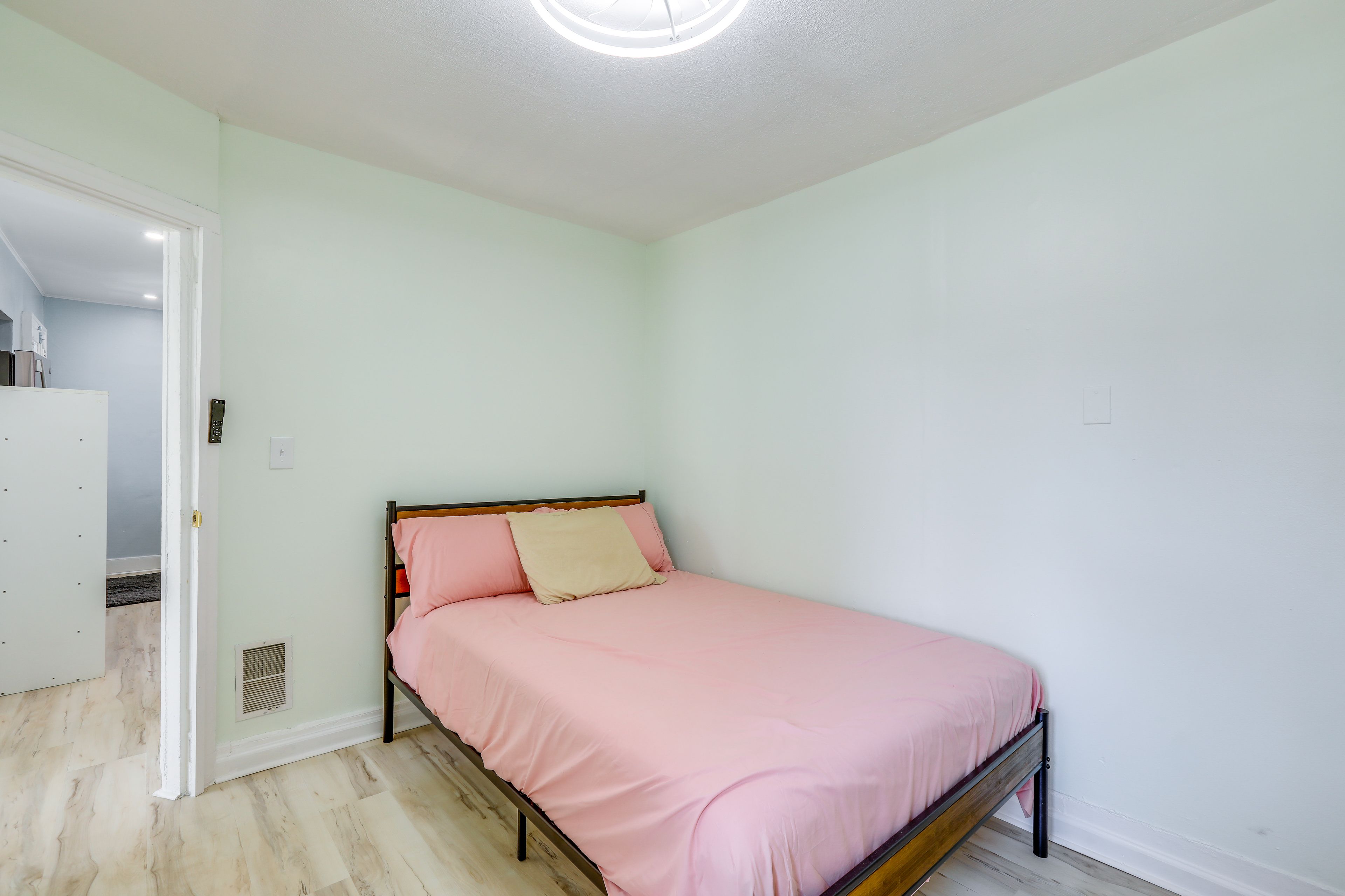 Bedroom 1 | Queen Bed | Linens
