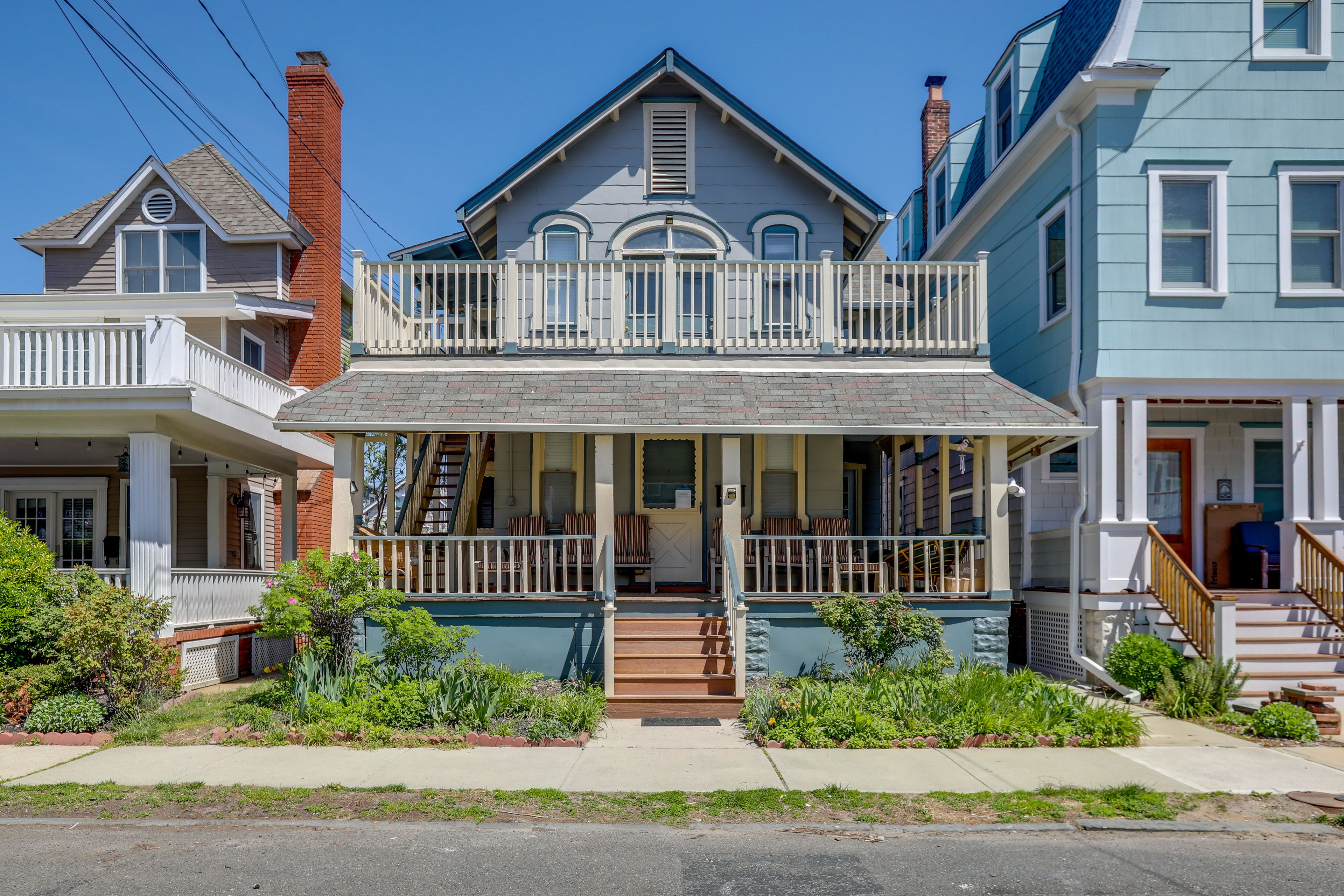 Property Exterior | Free Street Parking