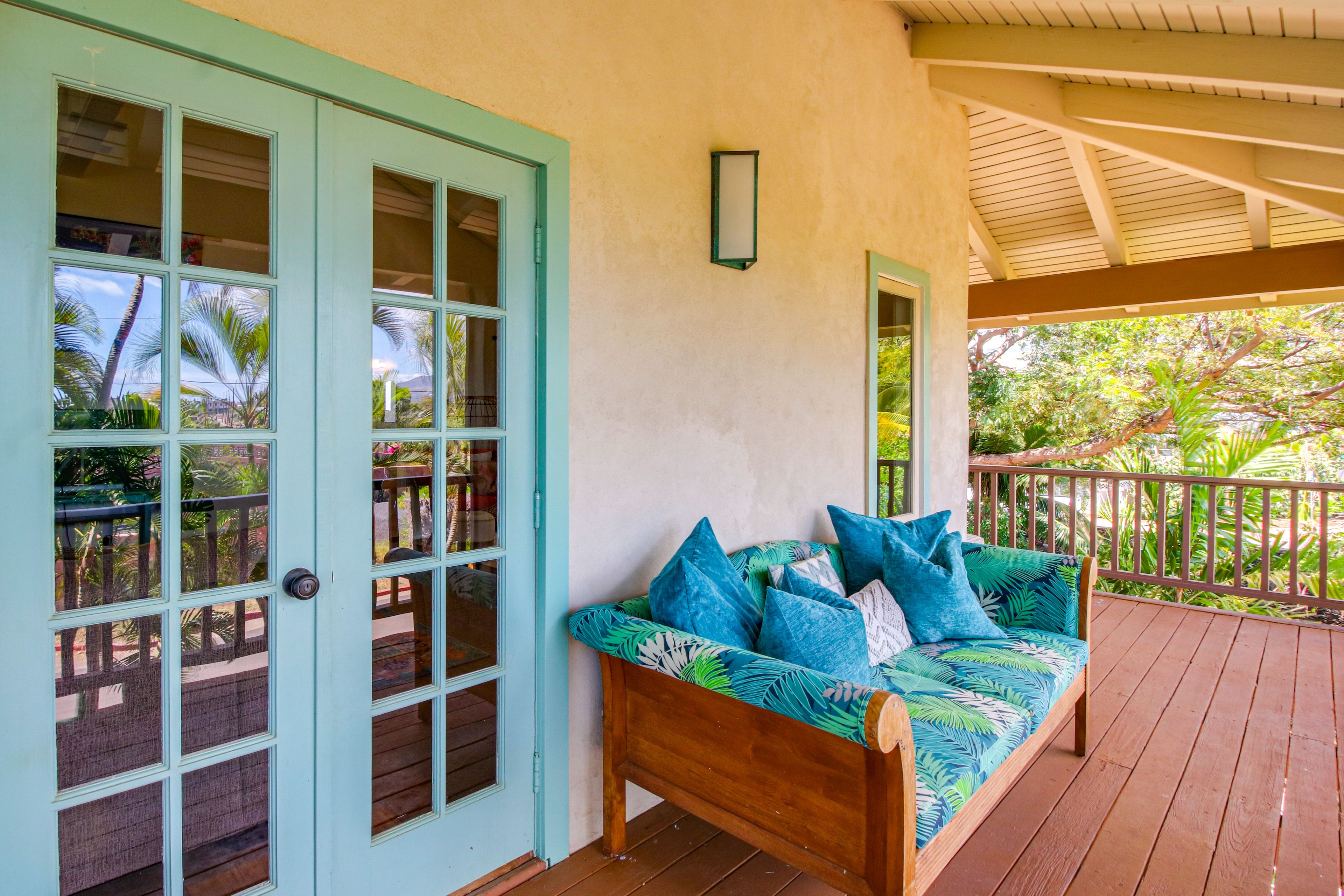 Wraparound Deck | Lounge Seating