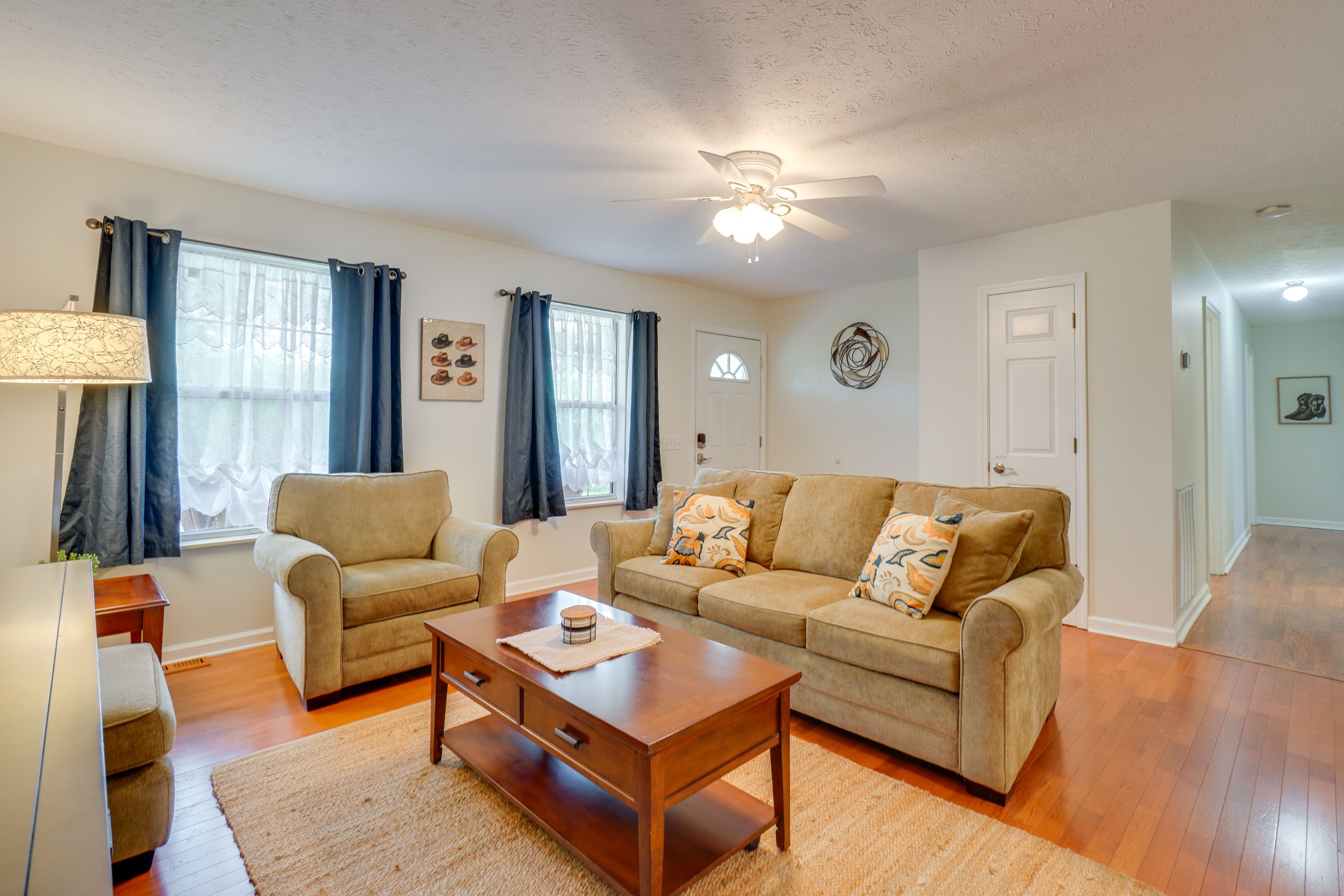 Front Living Area | Smart TV