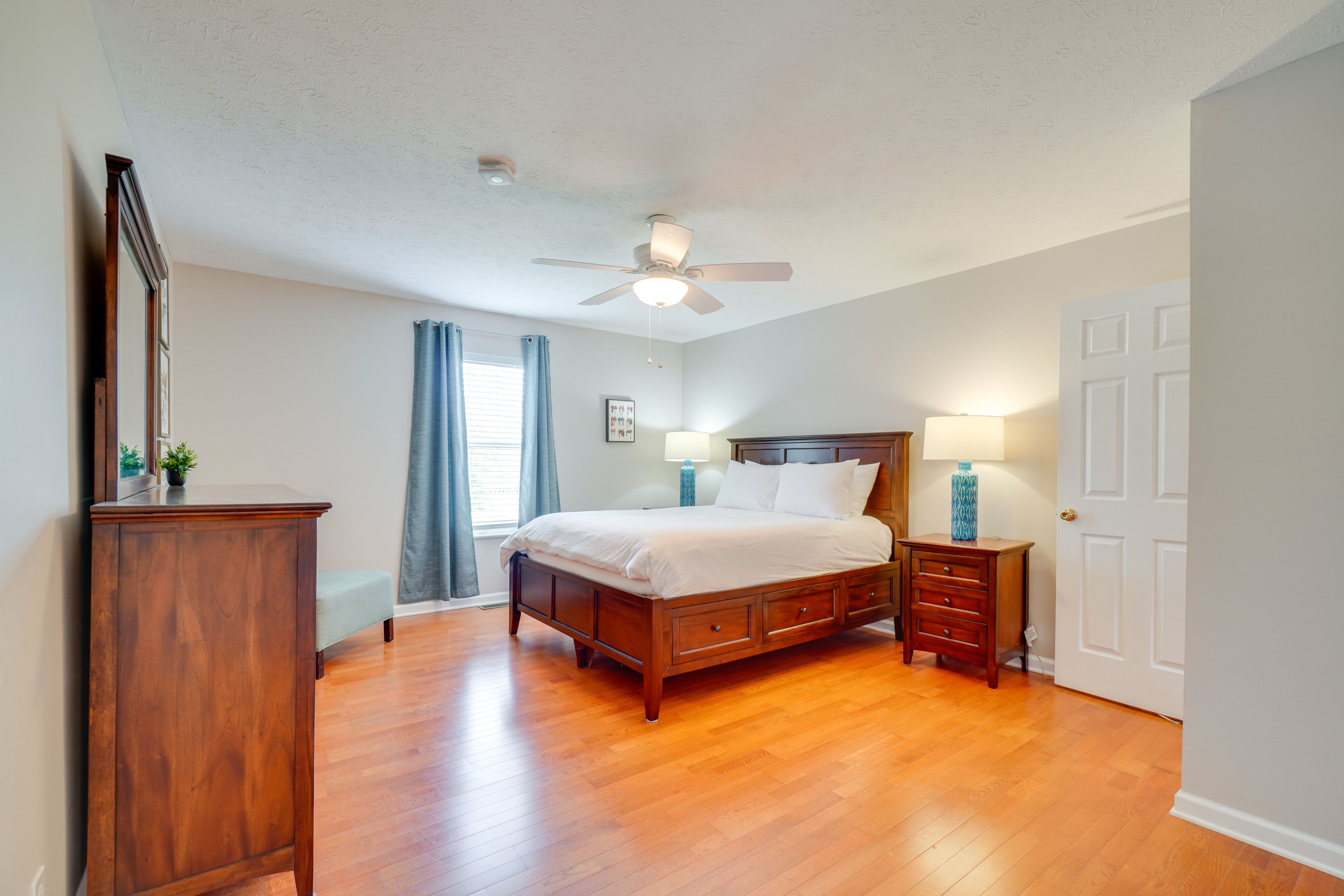 Bedroom 1 | Queen Bed