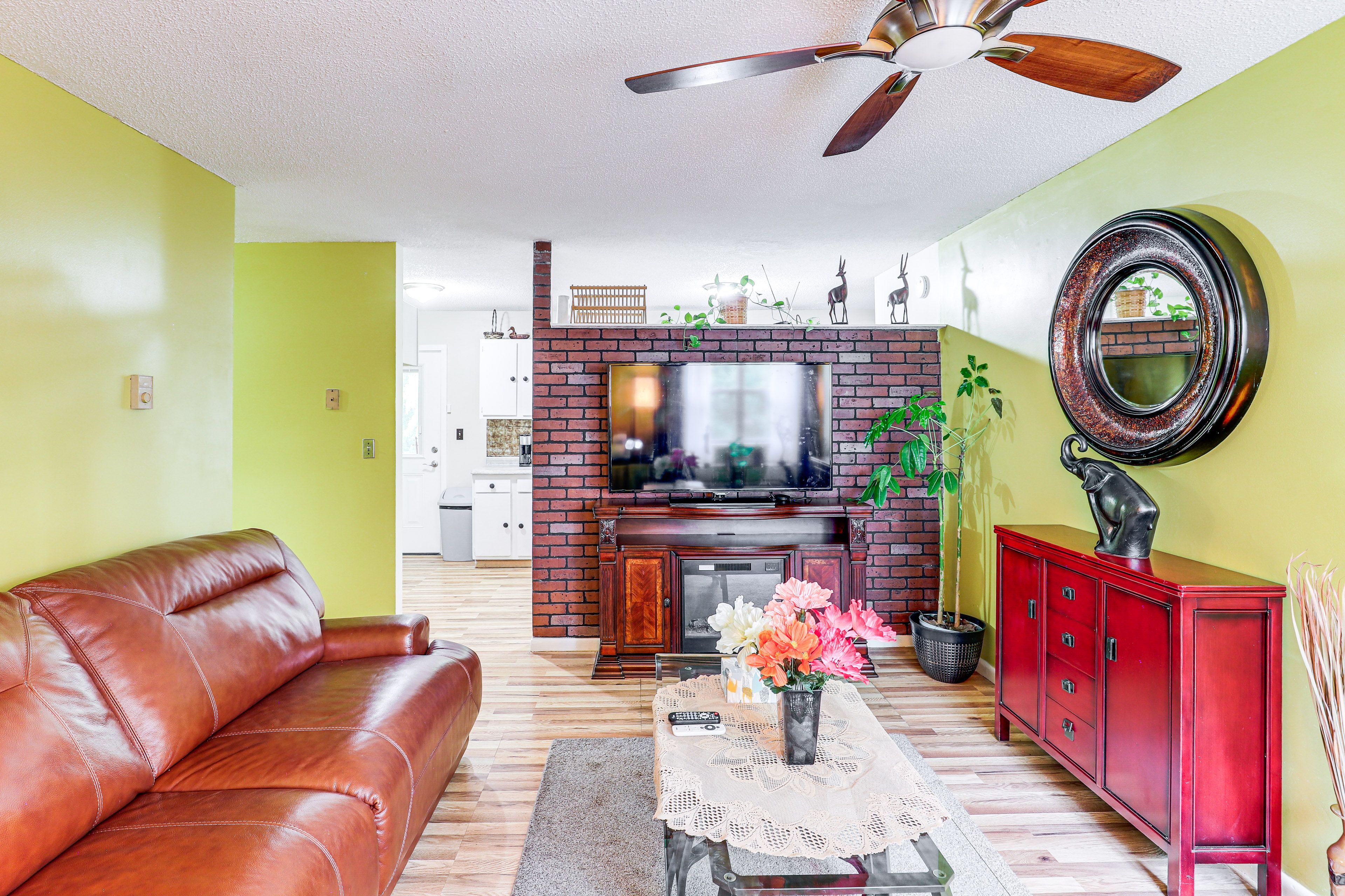 Living Room | Smart TV | Free WiFi | Central Air Conditioning/Heat