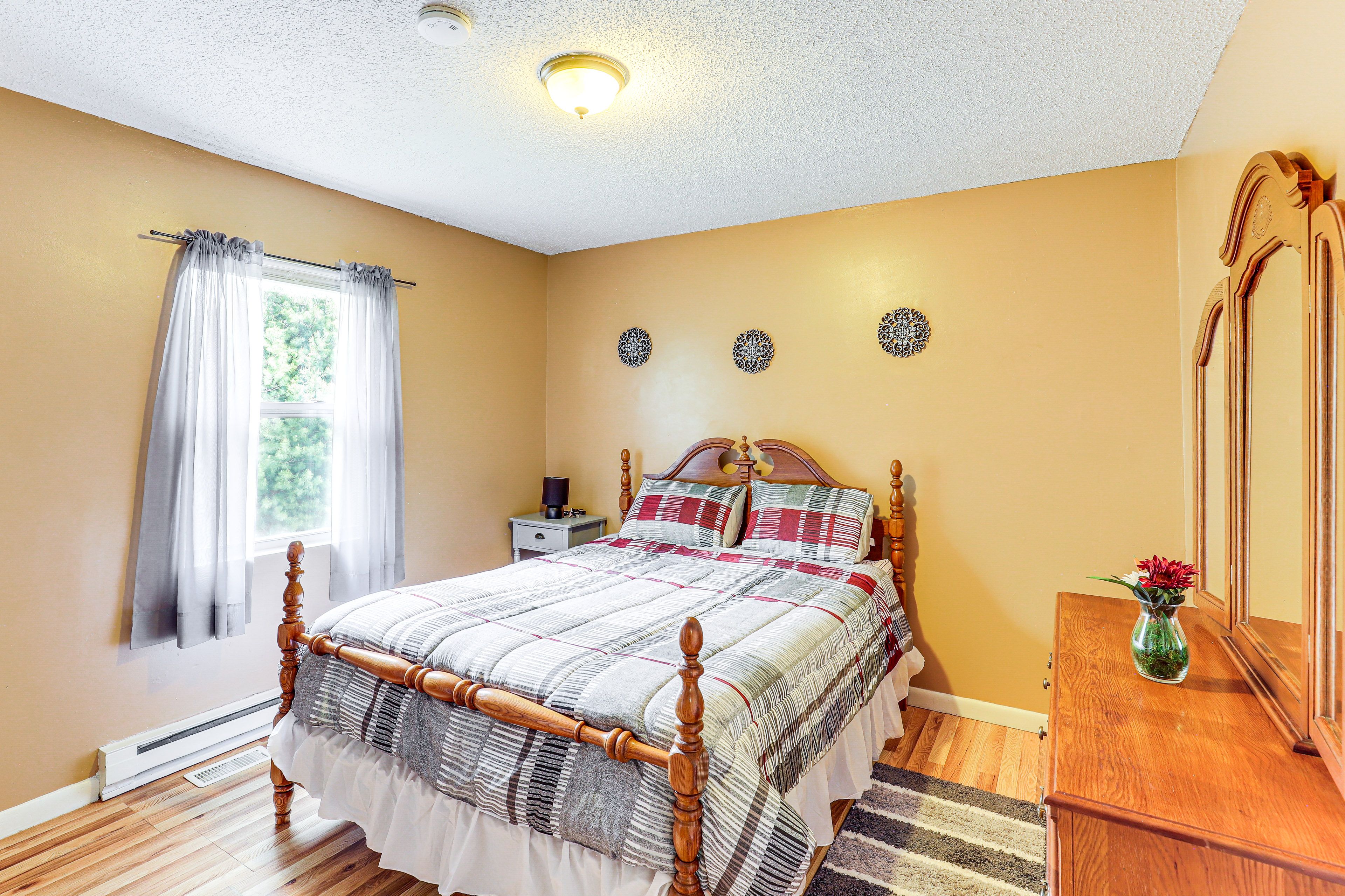 Bedroom 1 | Queen Bed | En-Suite Bathroom