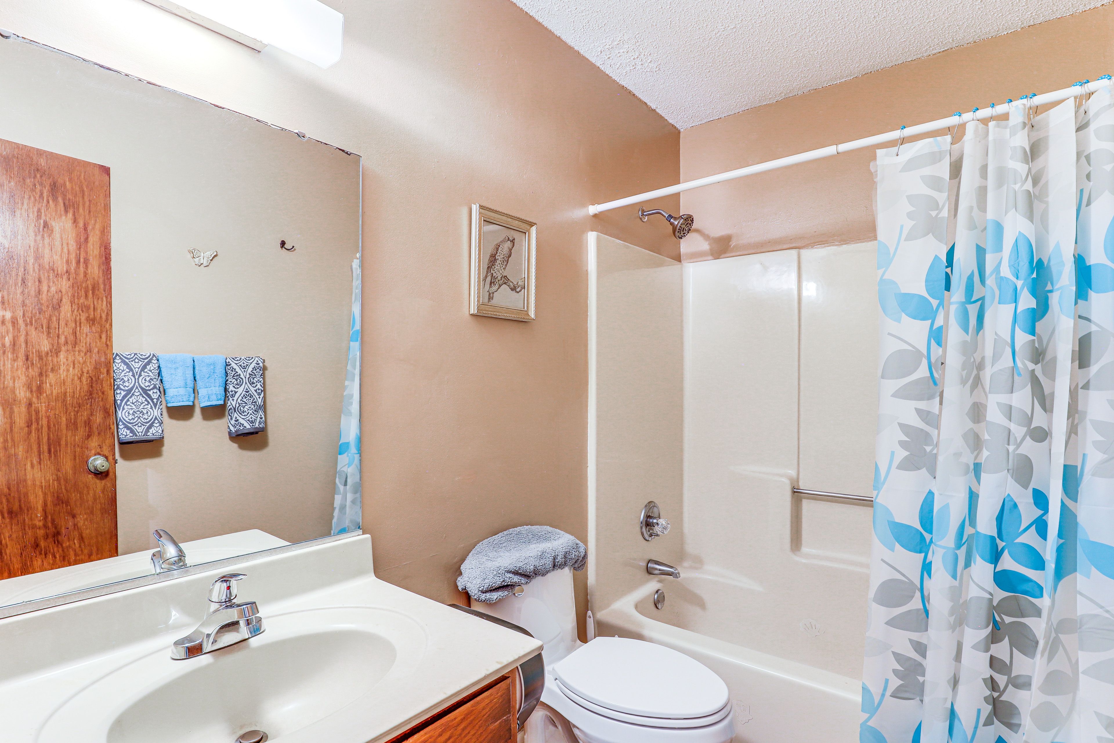 Full Bathroom | Towels Provided