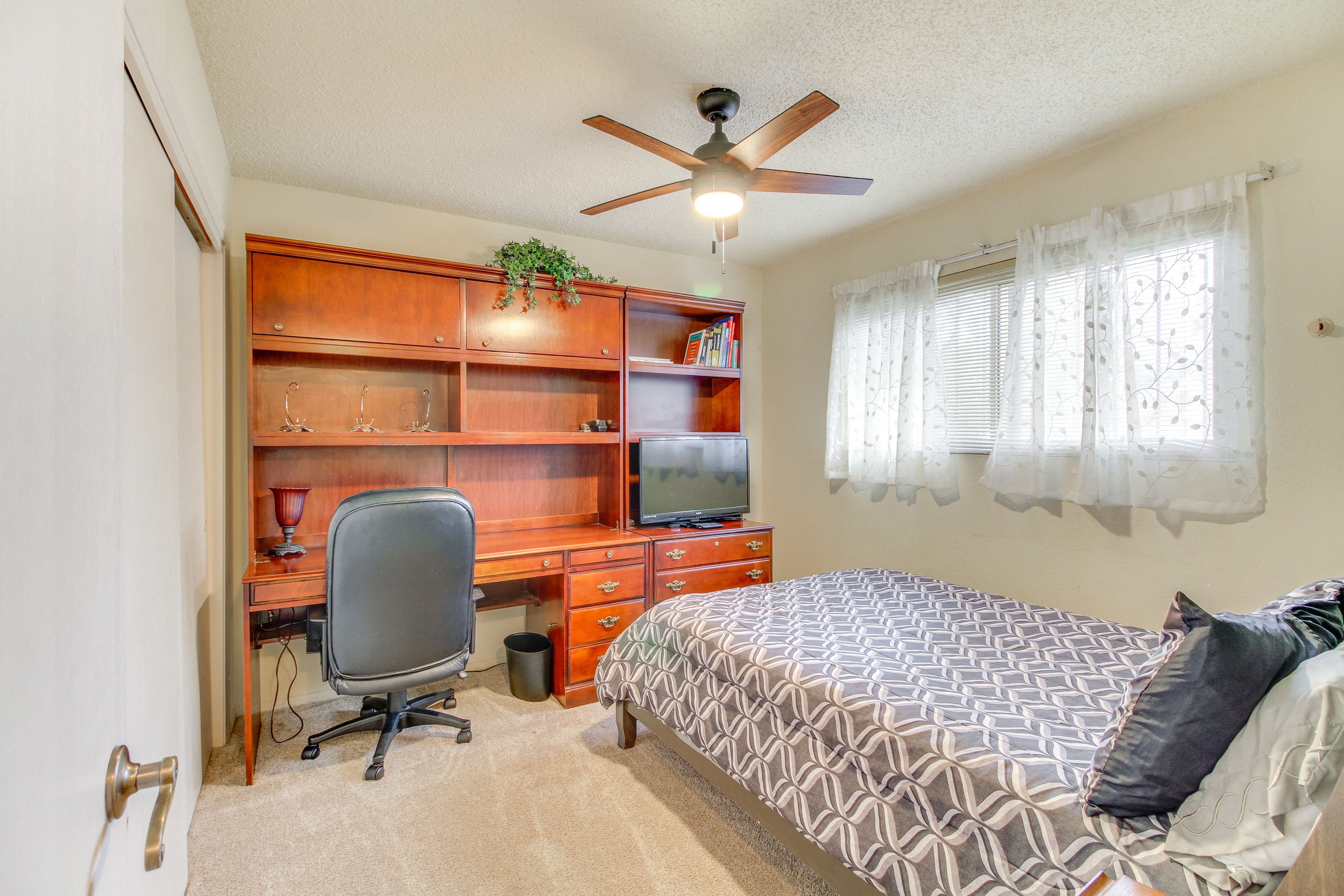 Bedroom 2 | Queen Bed