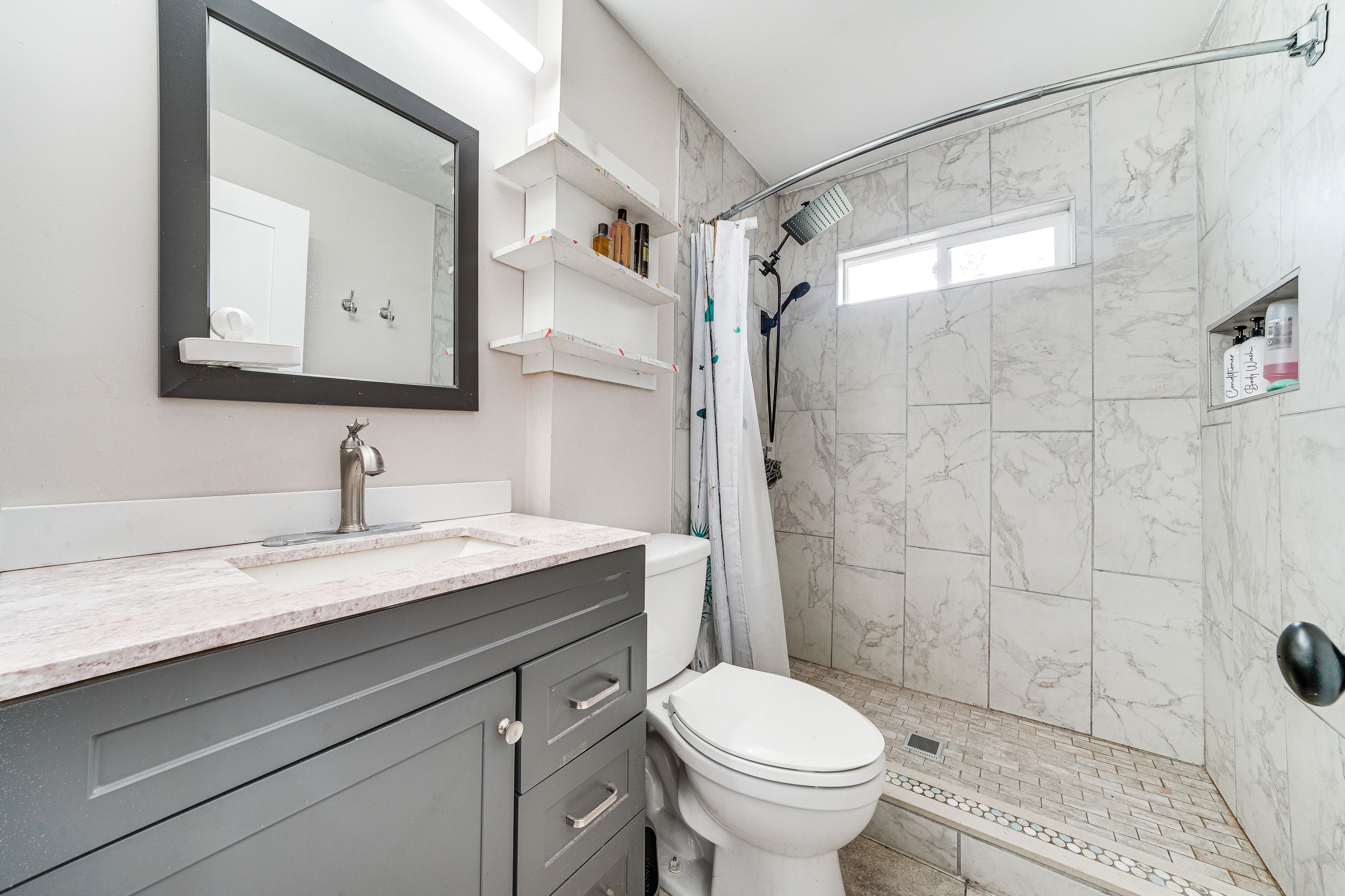 Full Bathroom | Towels Provided | Complimentary Toiletries