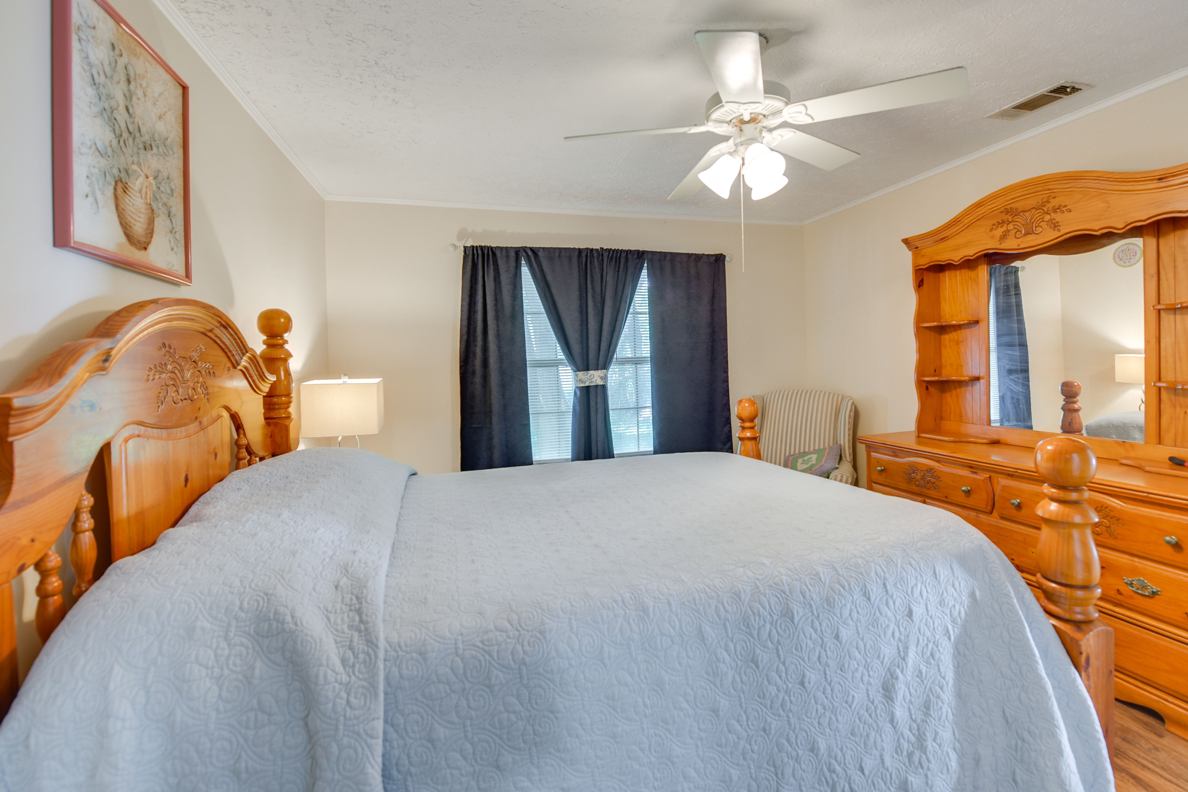 Bedroom 1 | Queen Bed | En-Suite Bathroom