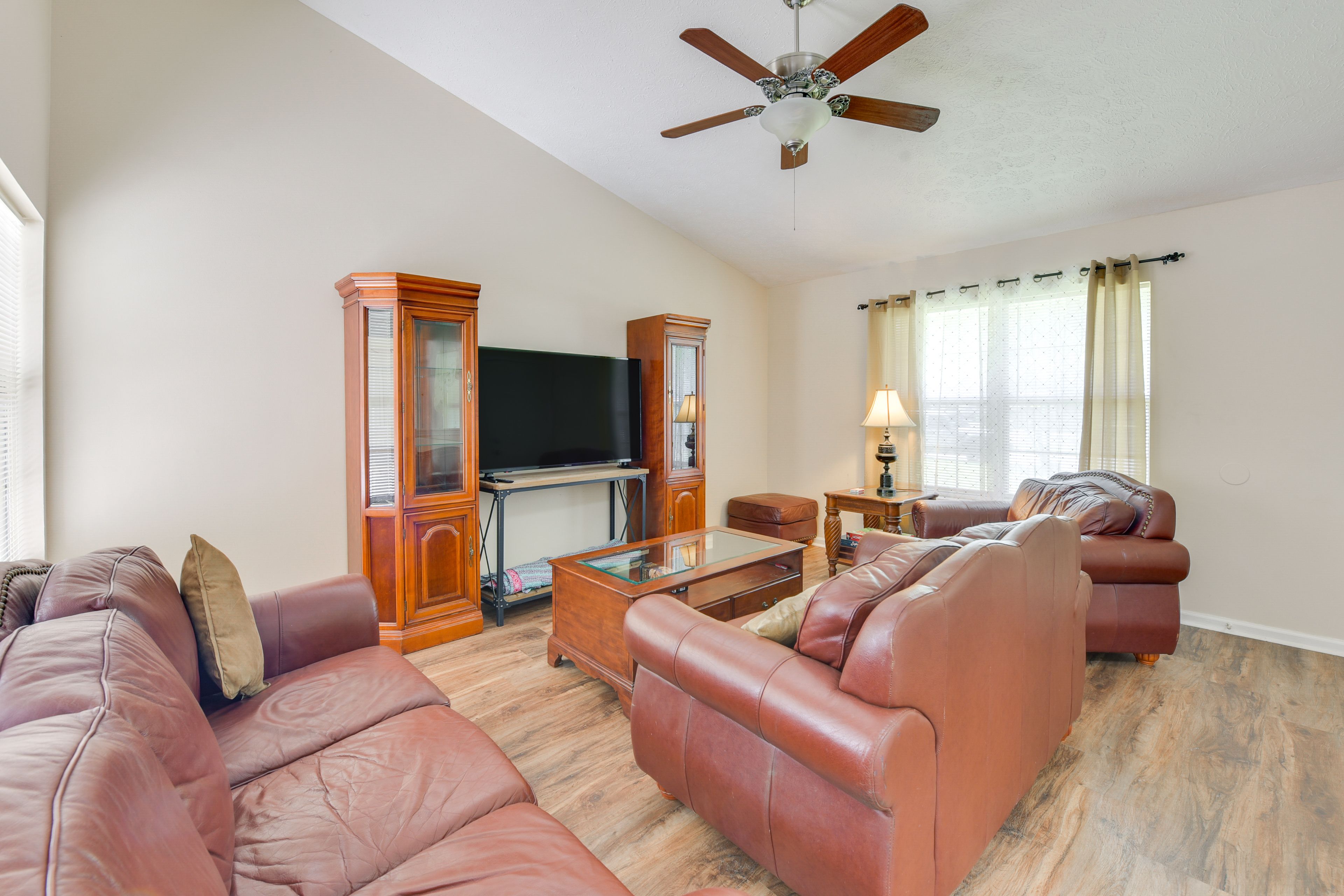 Living Room | Free WiFi | Smart TV
