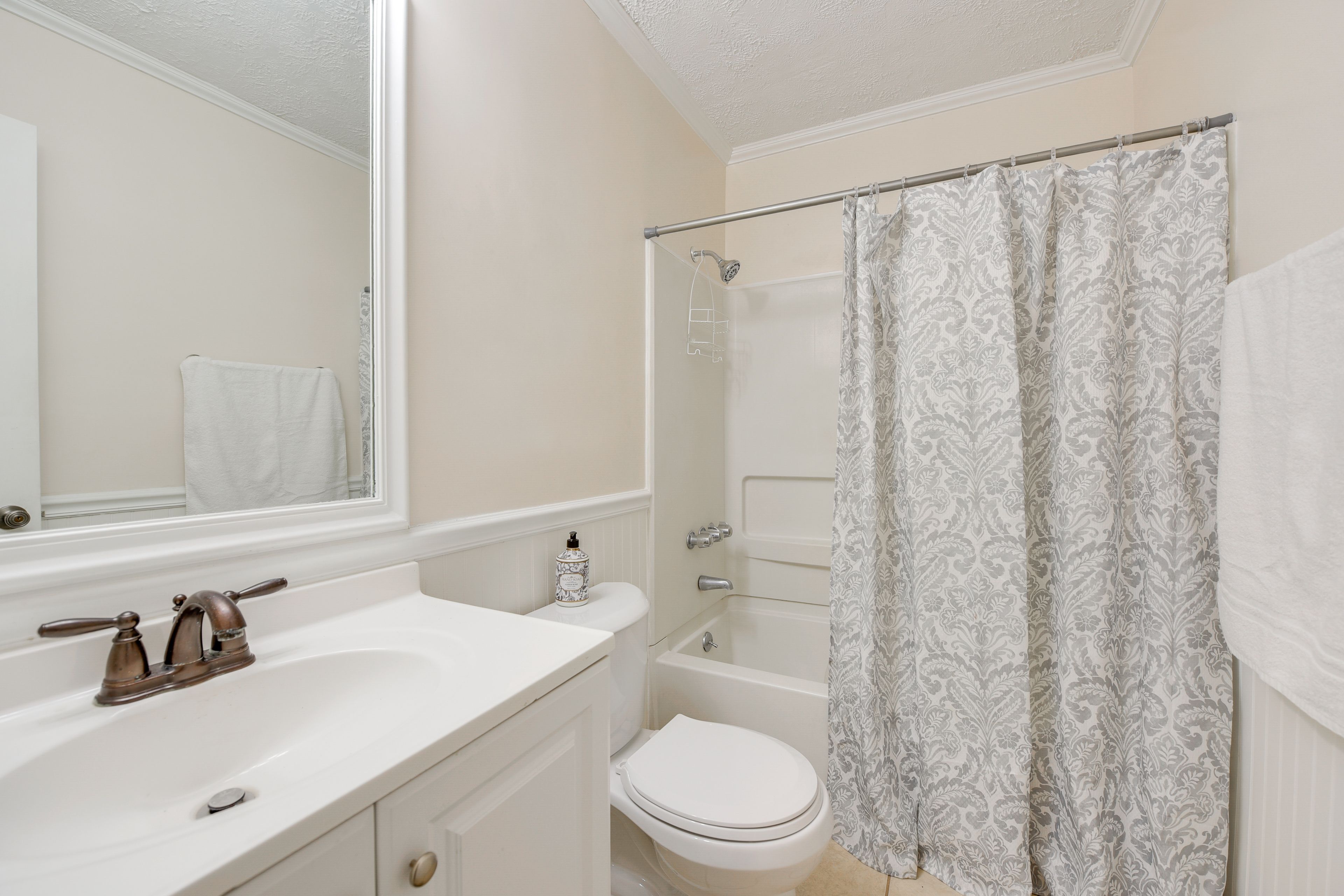 Full Bathroom | Towels Provided