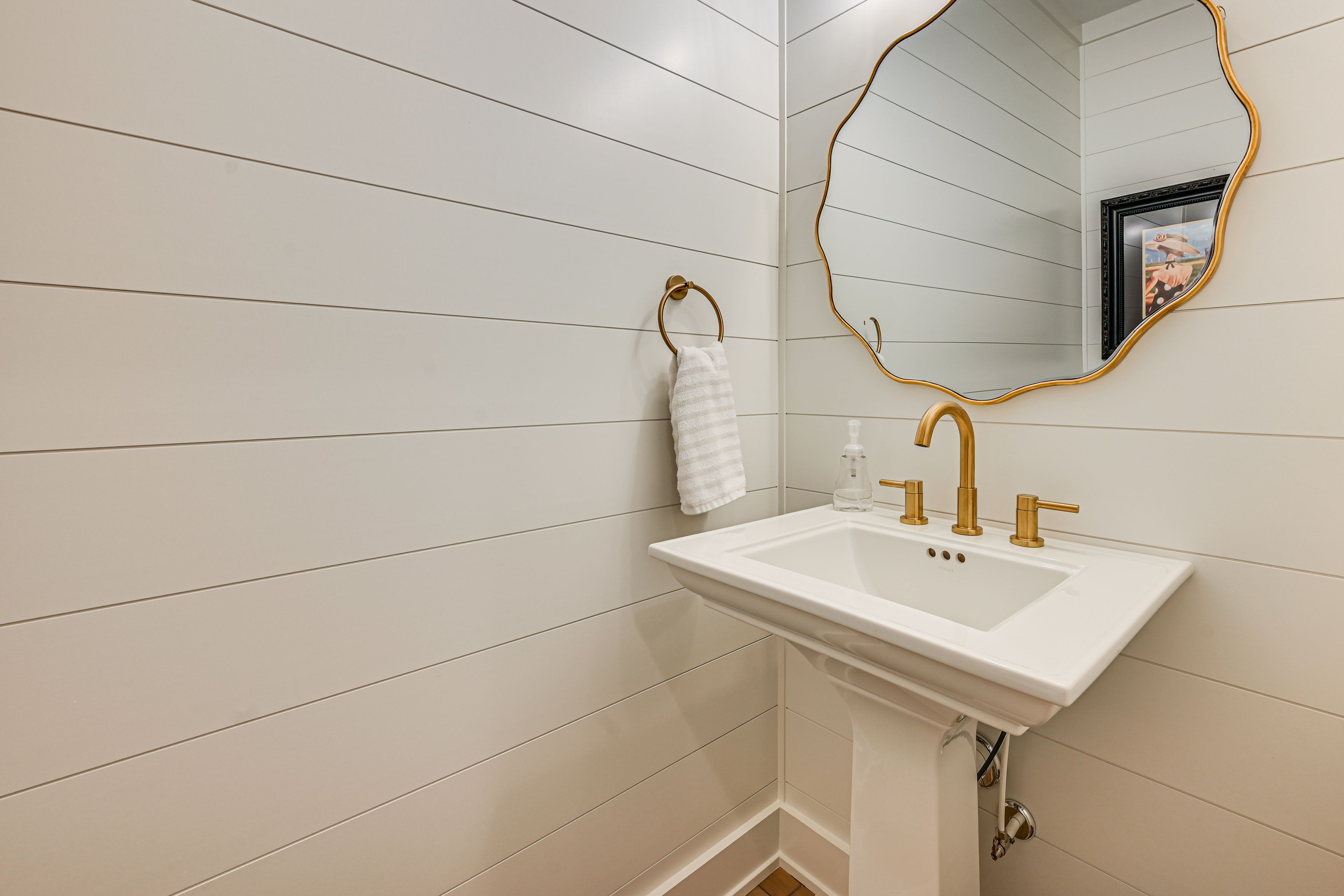 Half Bathroom | 1st Floor | Towels Provided