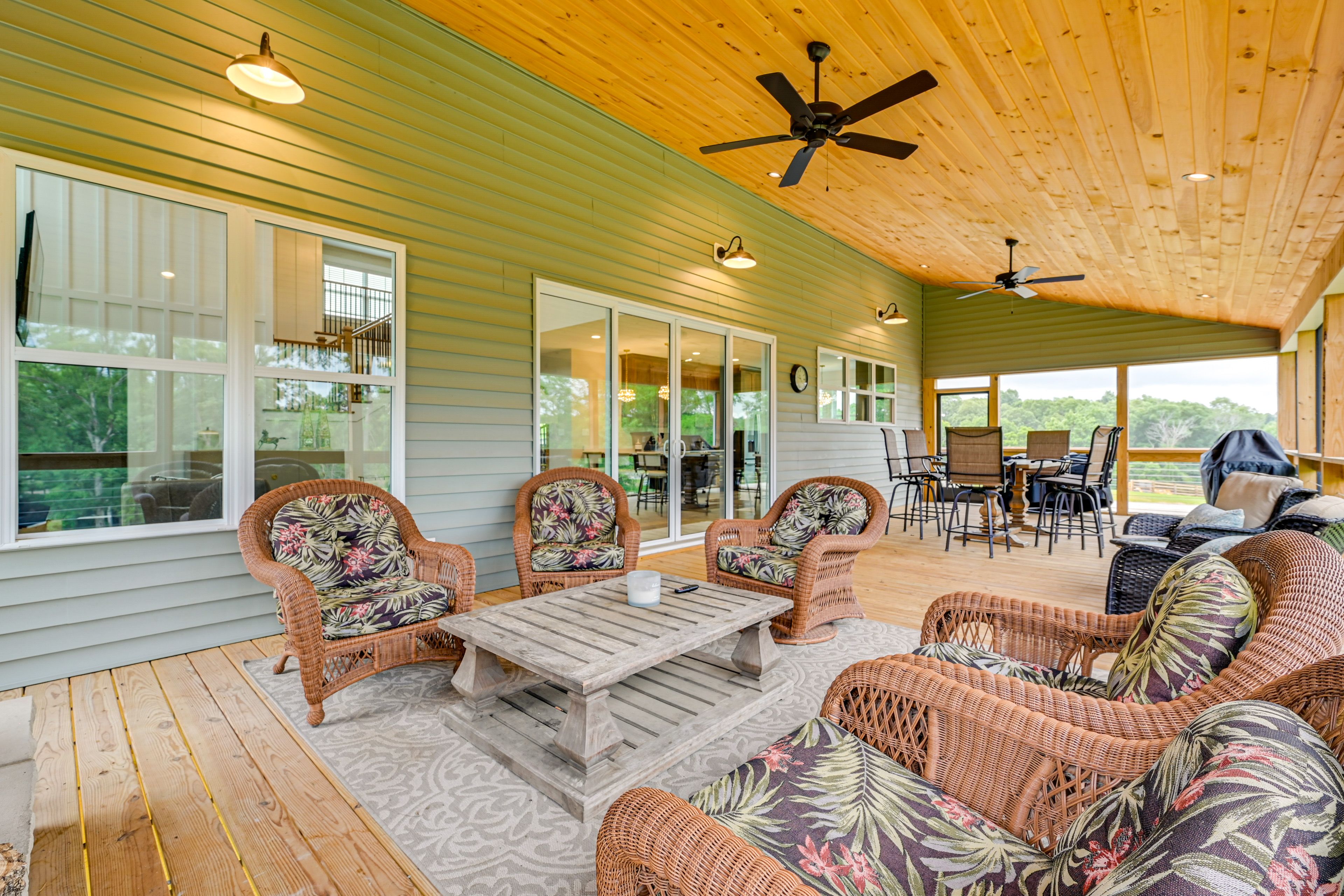Screened Deck | Fireplace | Outdoor Dining Area | Gas Grill | Blackstone Griddle