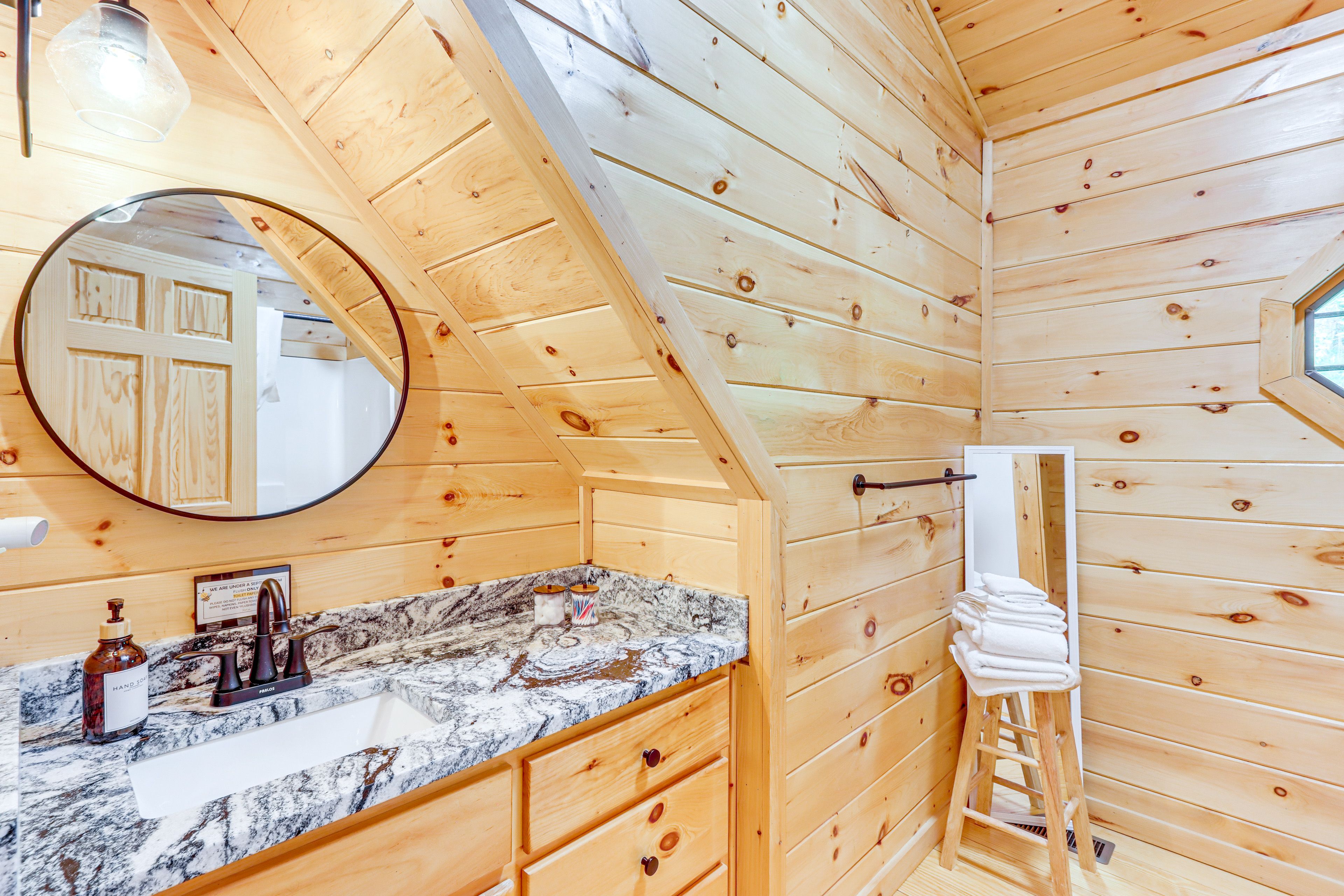 En-Suite Bathroom | Upper Level
