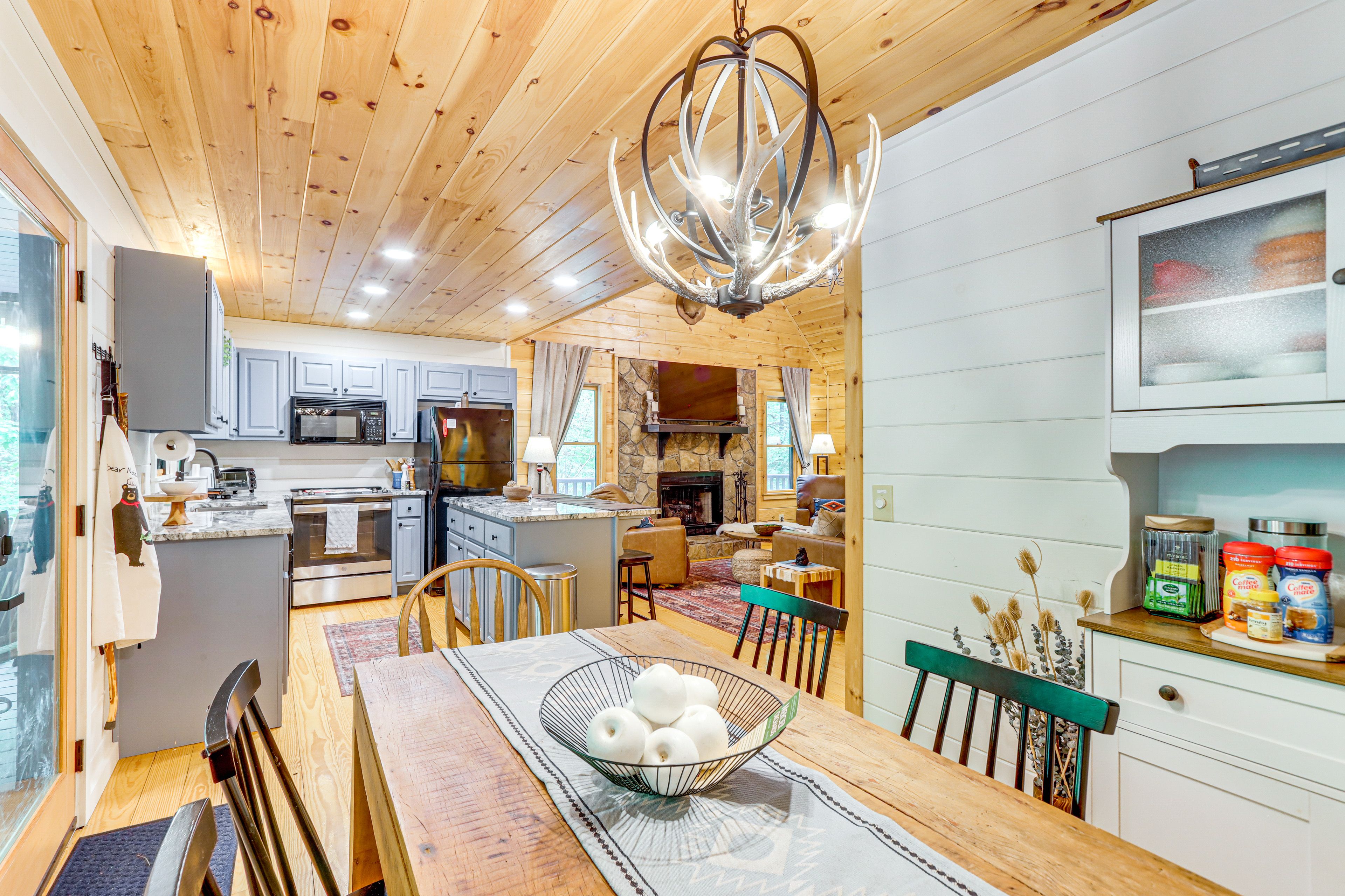 Dining Area | Dishware/Flatware Provided | Main Level