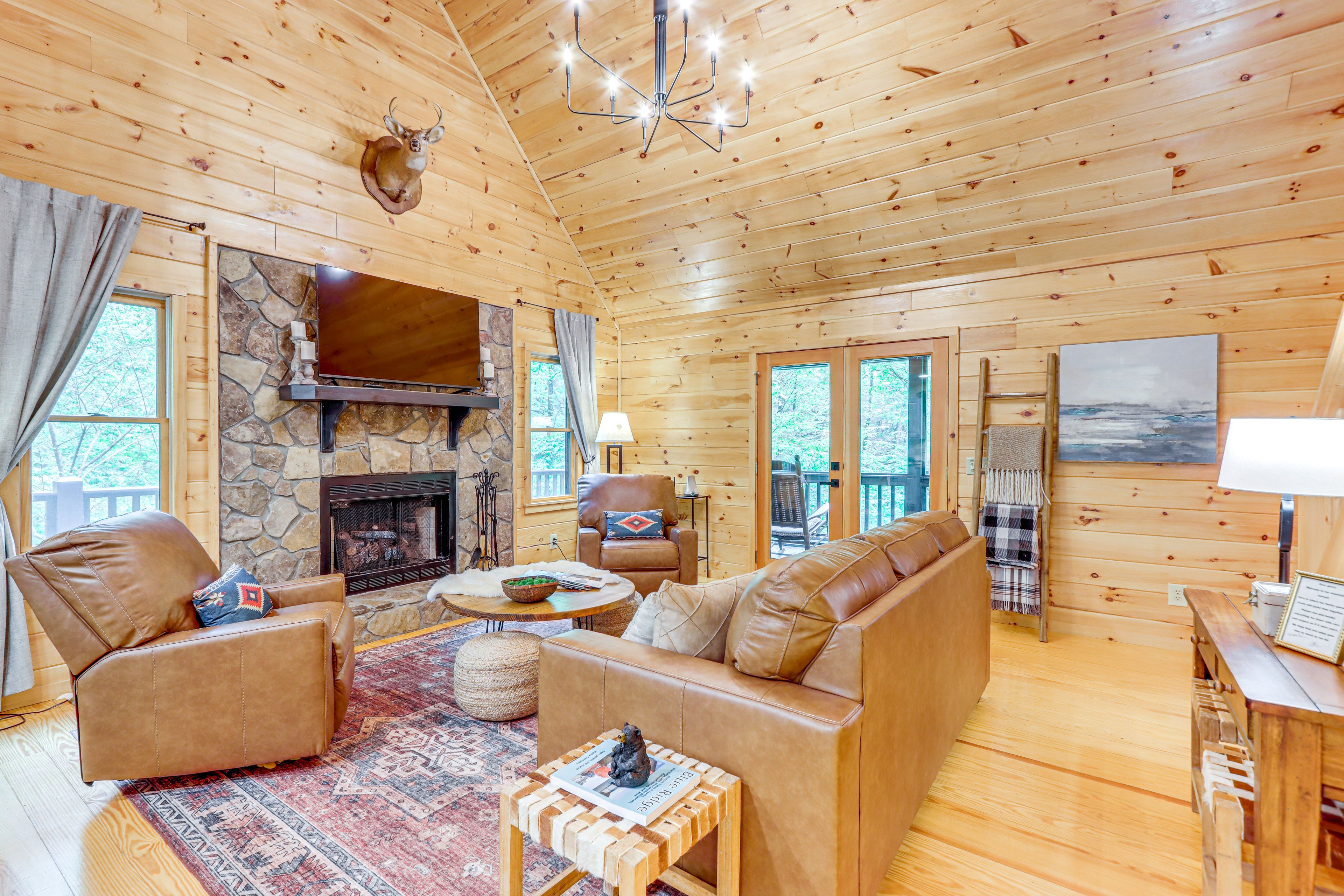 Living Room | Smart TV | Central Air Conditioning/Heat | Main Level