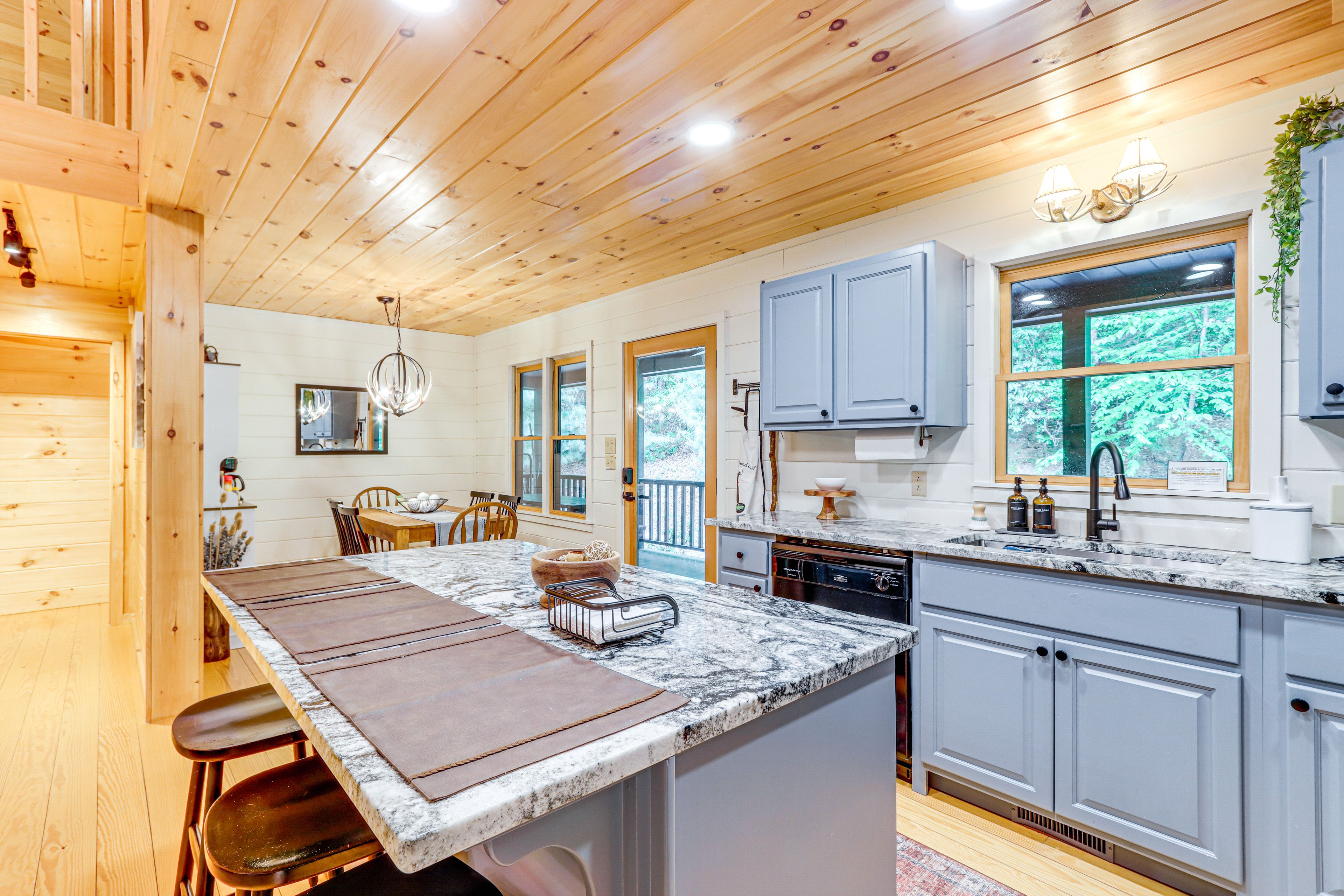 Kitchen | Stove/Oven | Refrigerator | Microwave | Main Level