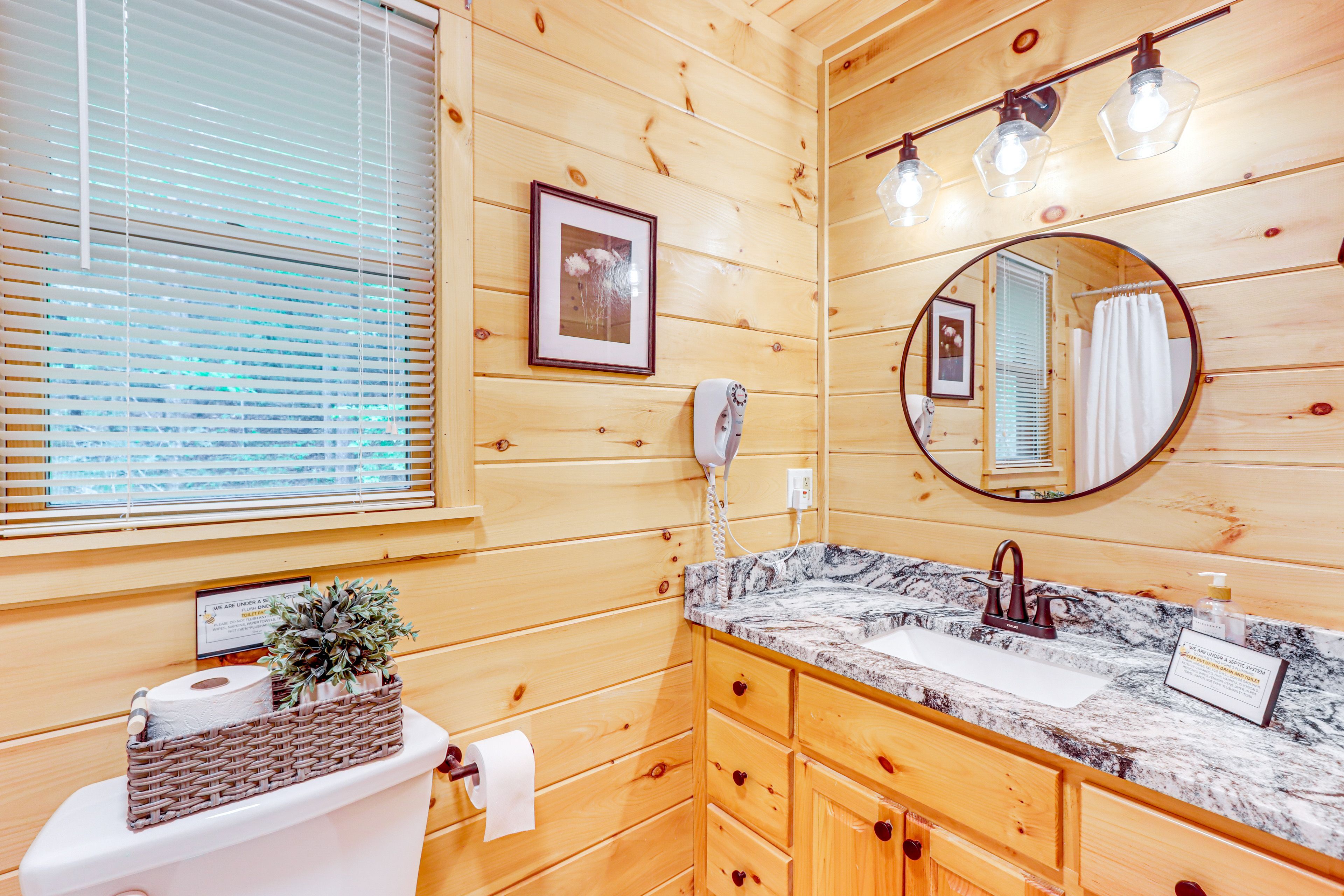 Bathroom | Bathtub/Shower | Towels Provided | Main Level