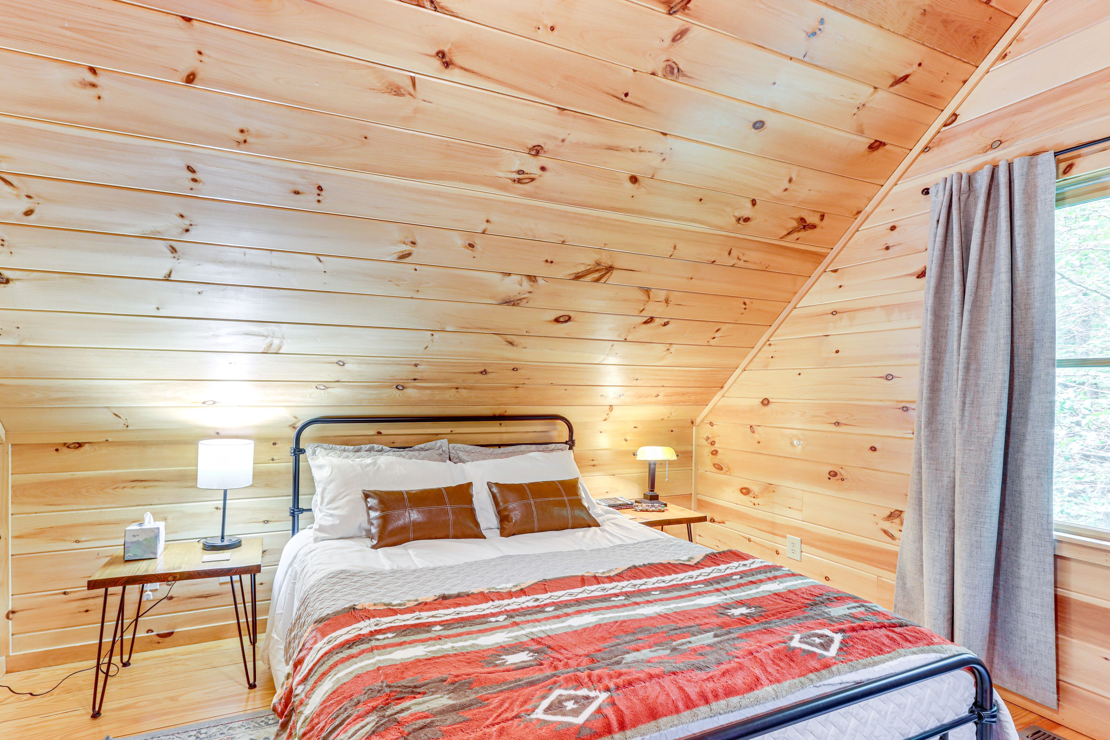 Bedroom 3 | Queen Bed | Upper Level