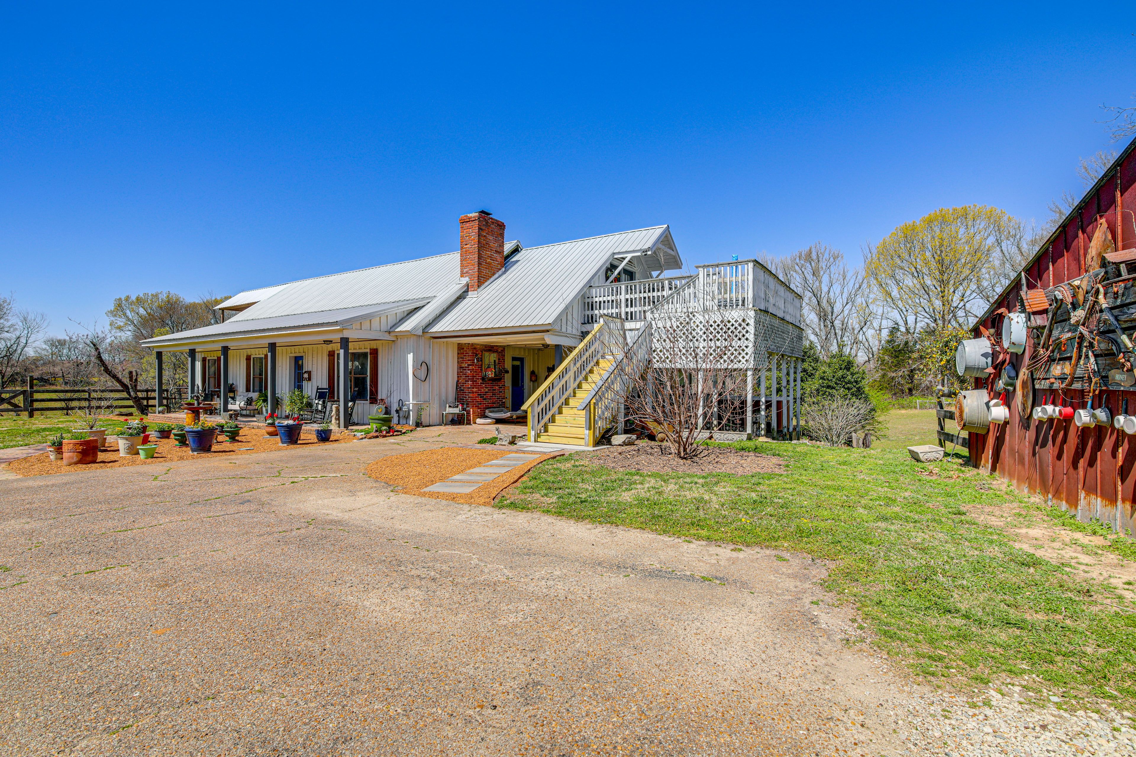Exterior | Driveway (3 Vehicles)