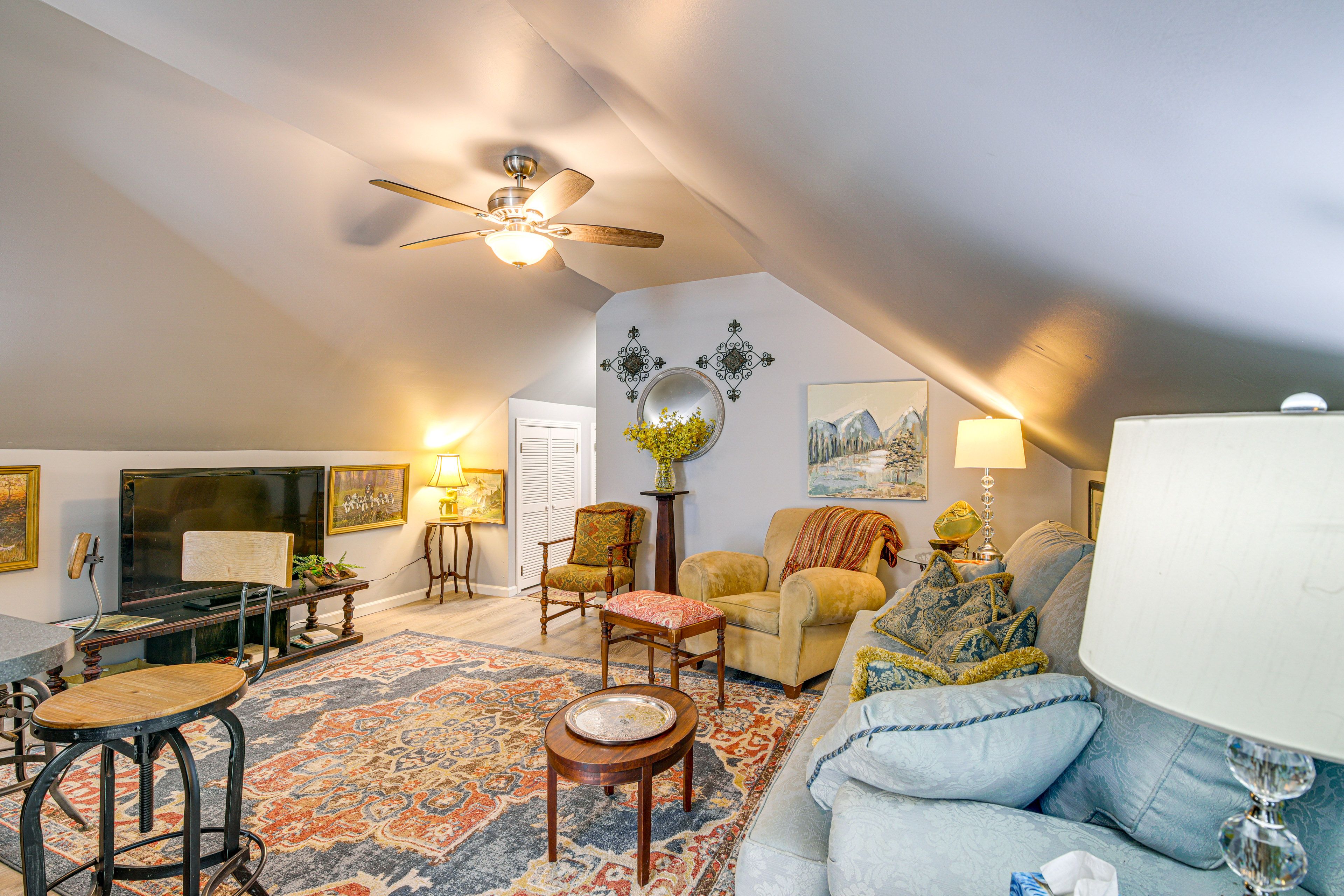 Living Room | Free WiFi | Central Heating & A/C | Smart TV | Full Sleeper Sofa
