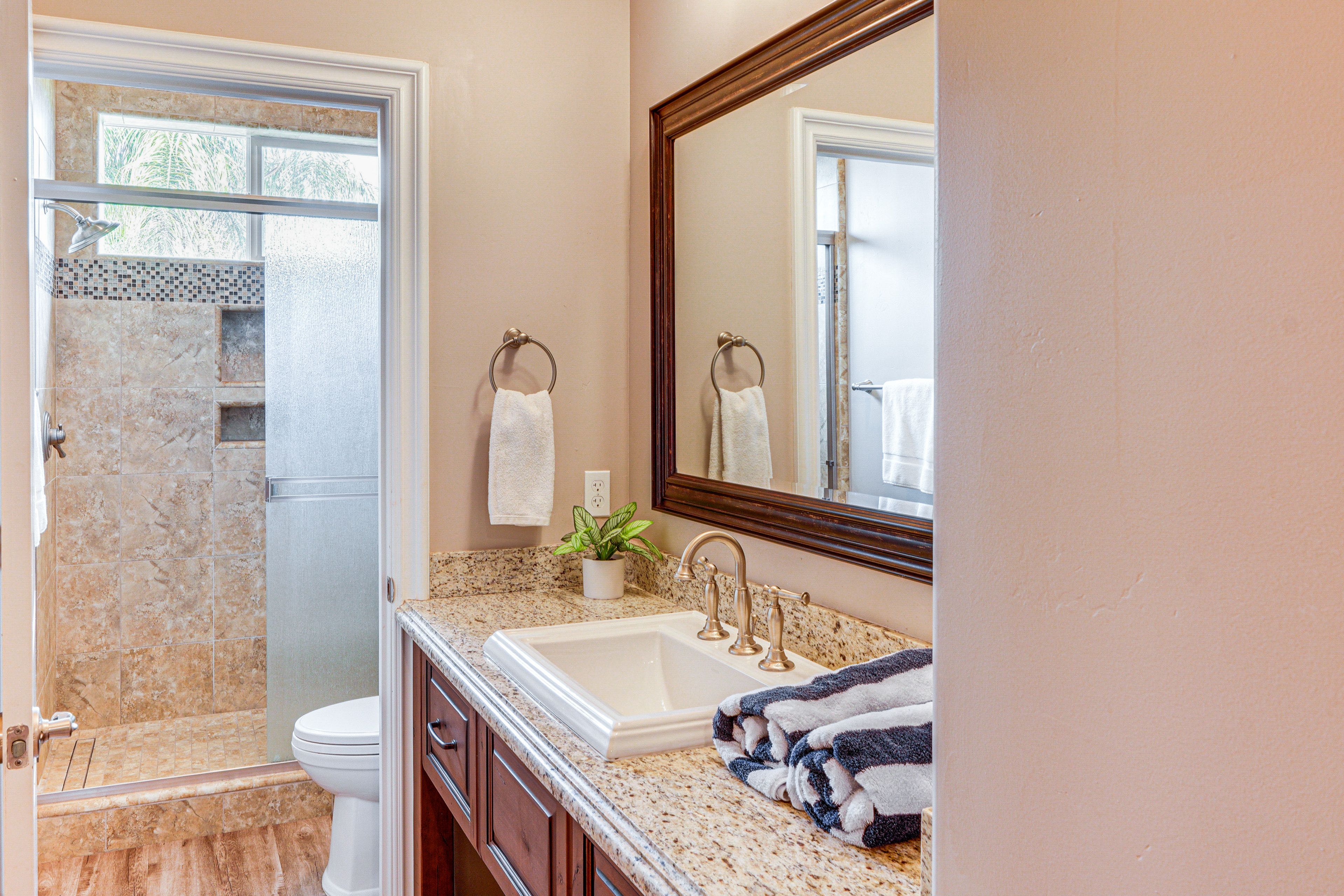 Full Bathroom | Upper Level | Complimentary Toiletries
