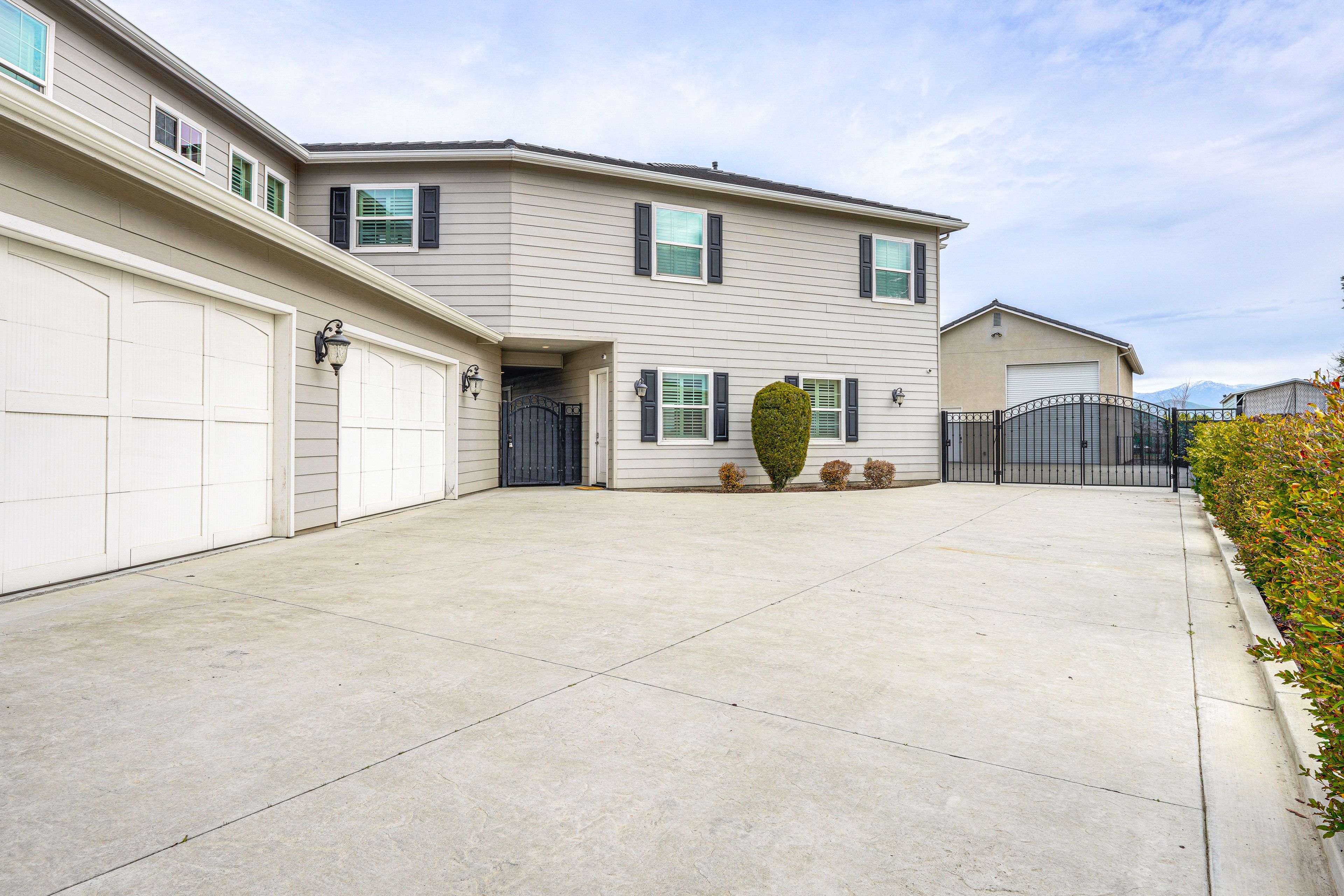 Parking | Garage (4 Vehicles) | Driveway (4 Vehicles)