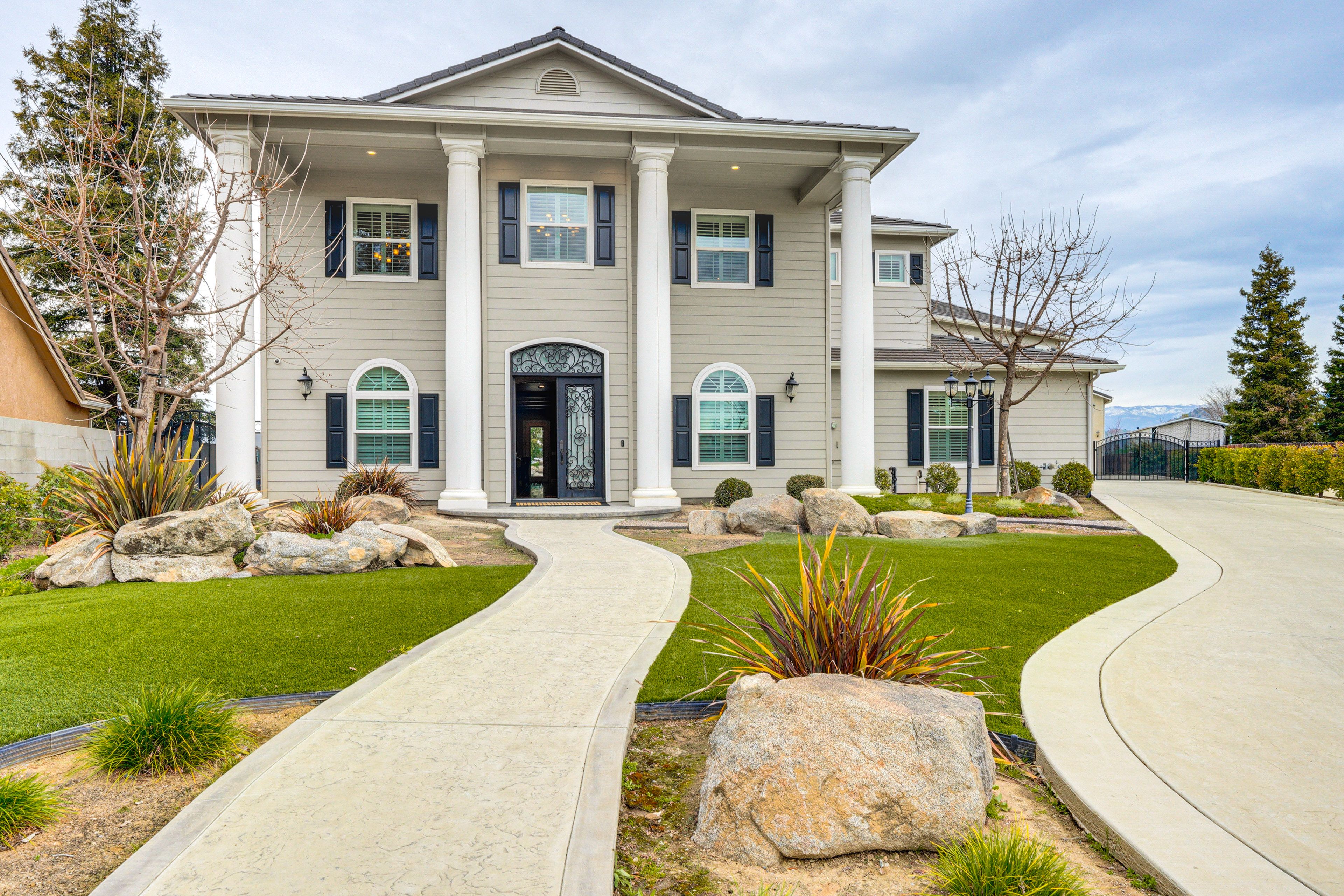 Porterville Vacation Rental | 5BR | 6.5BA | 1 Step to Enter | 6,900 Sq Ft