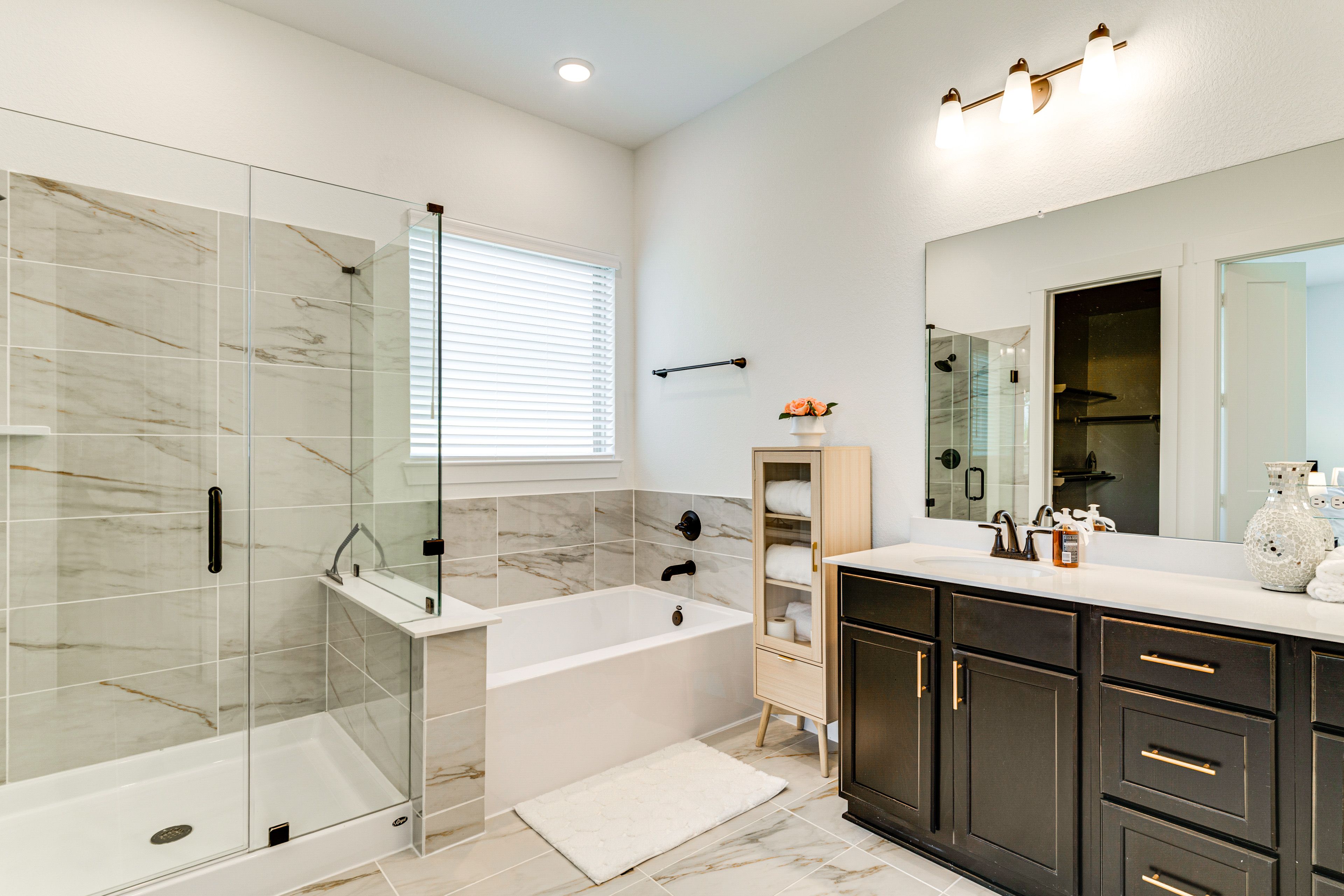 Full Bathroom | Complimentary Toiletries | Towels Provided