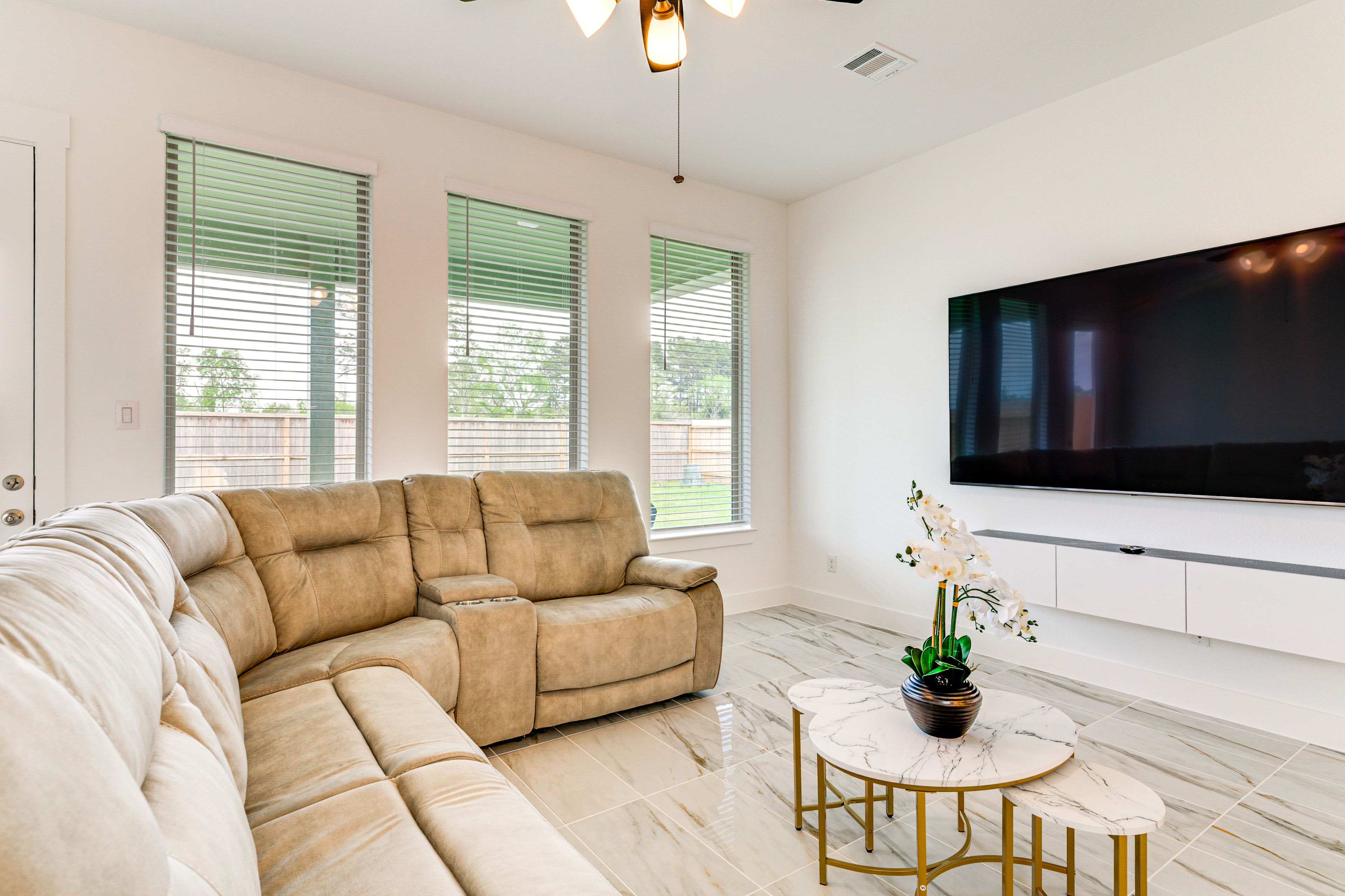 Living Room | Flat-Screen TV | Central Heating & A/C | Free WiFi