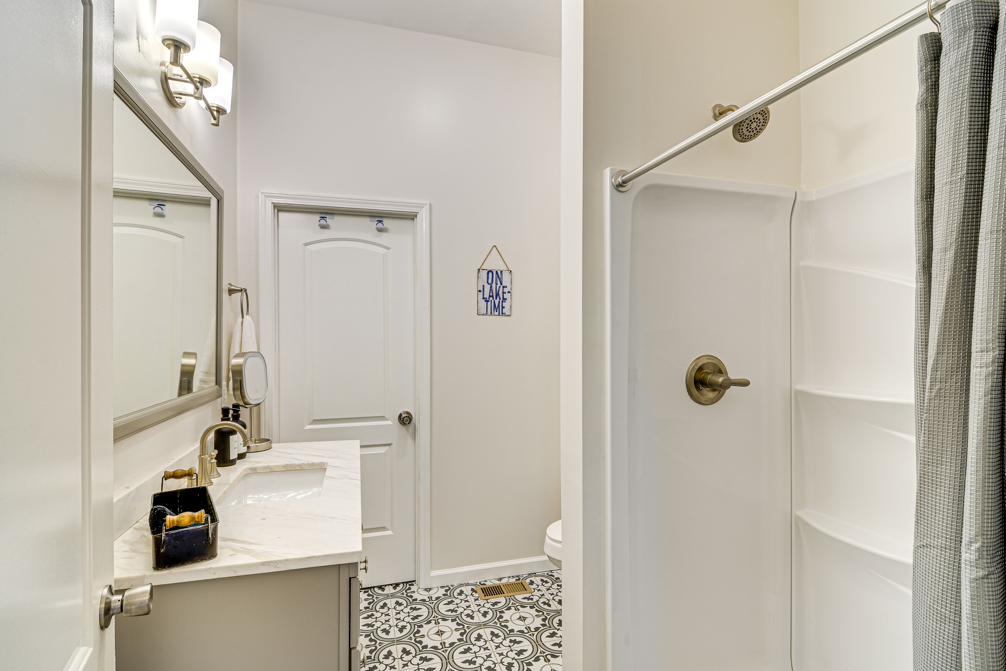 Primary En-Suite Bathroom | Towels Provided | Main Floor