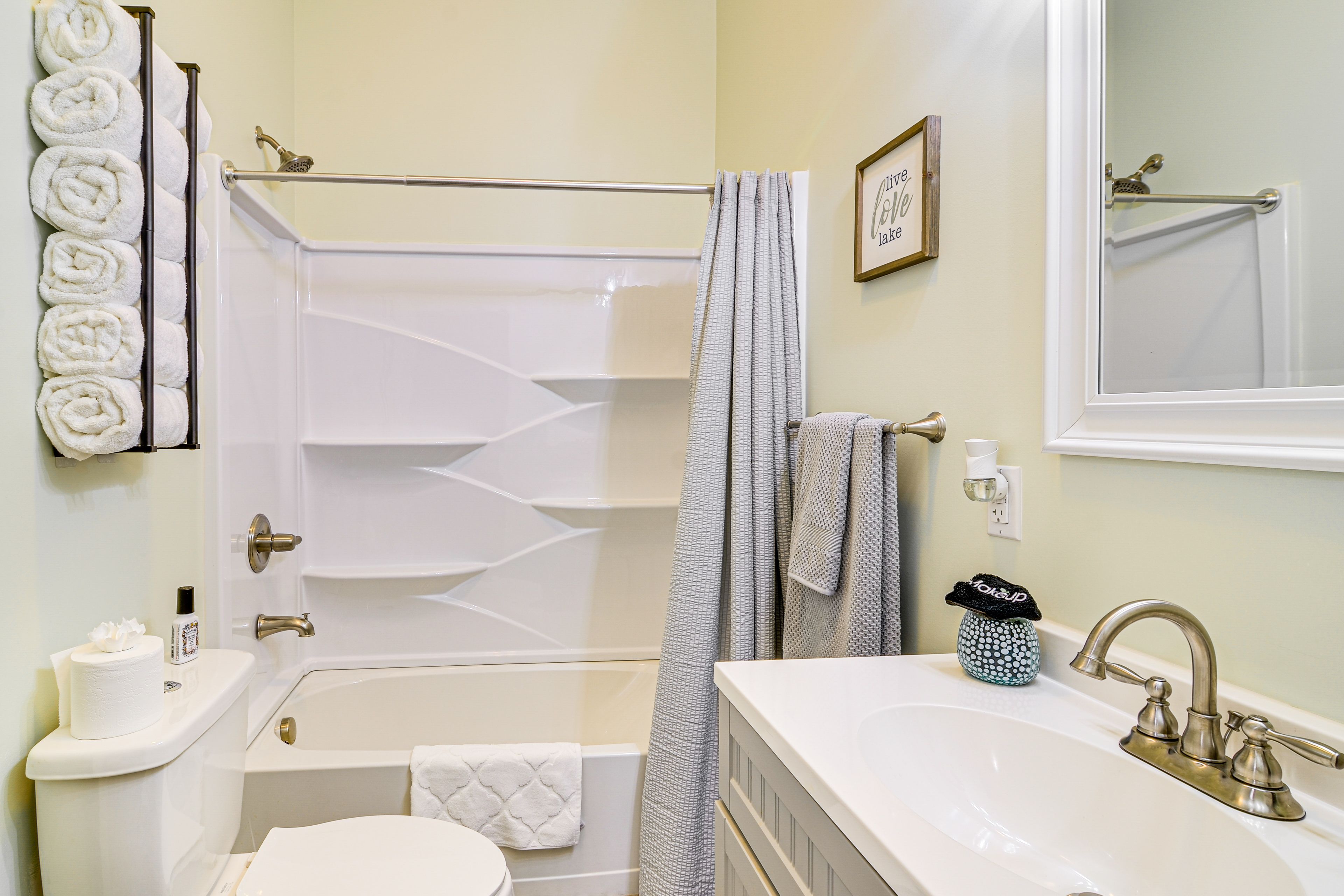 Guest Bathroom | Main Floor