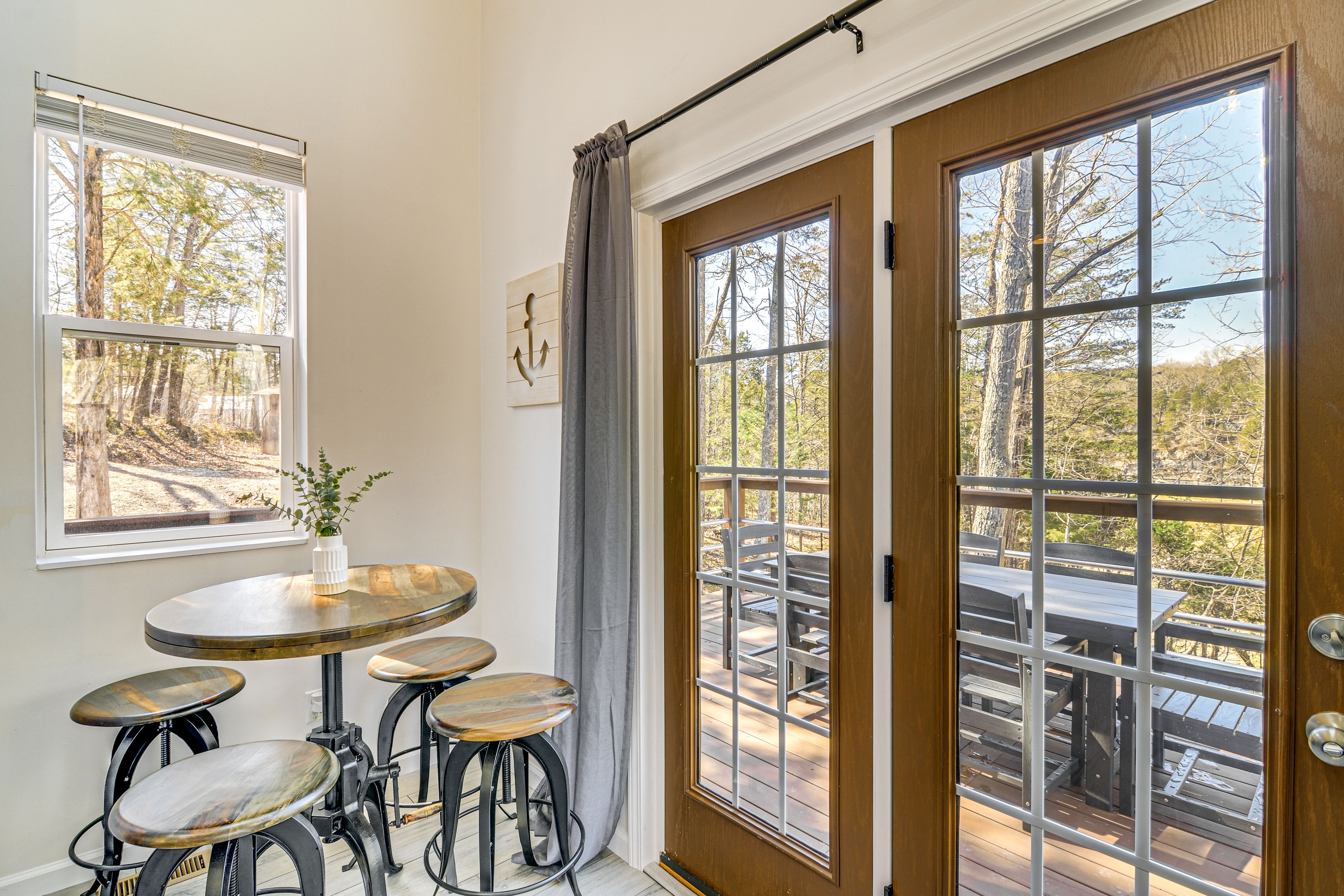 Breakfast Nook | Main Floor