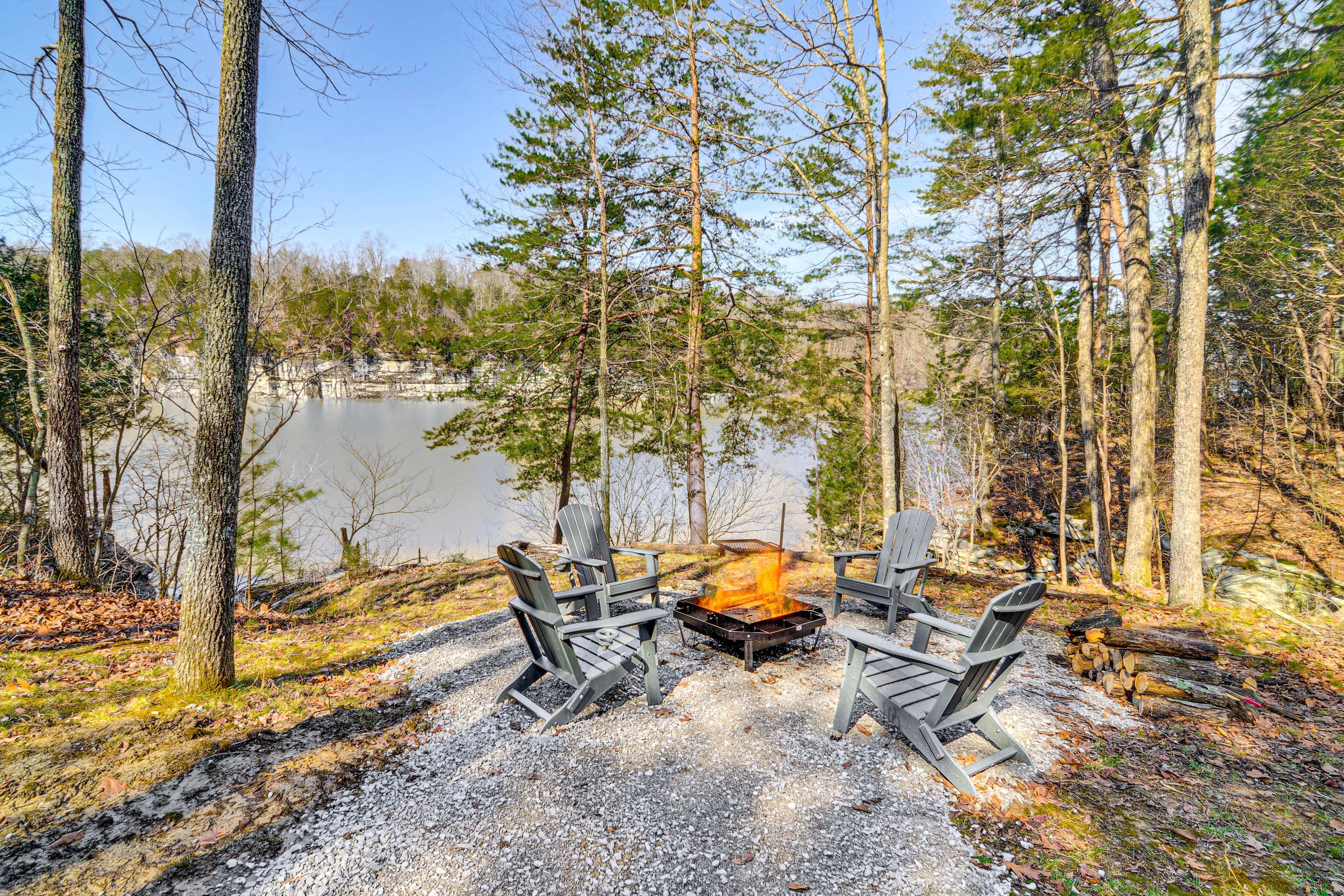 Burnside Vacation Rental | 3BR | 2.5BA | 2,300 Sq Ft | 3 Steps to Enter