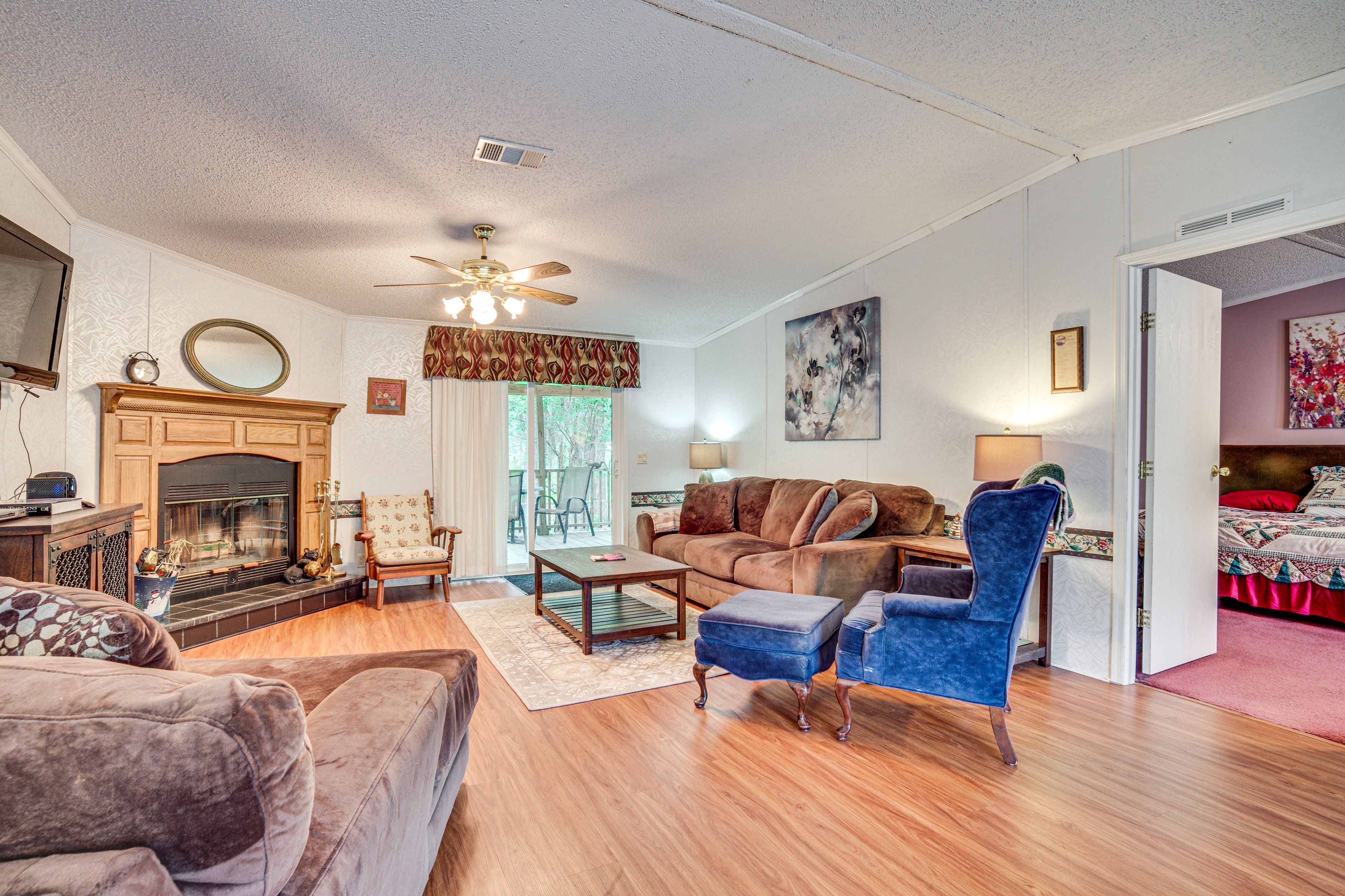 Living Room | Smart TV | Fireplace