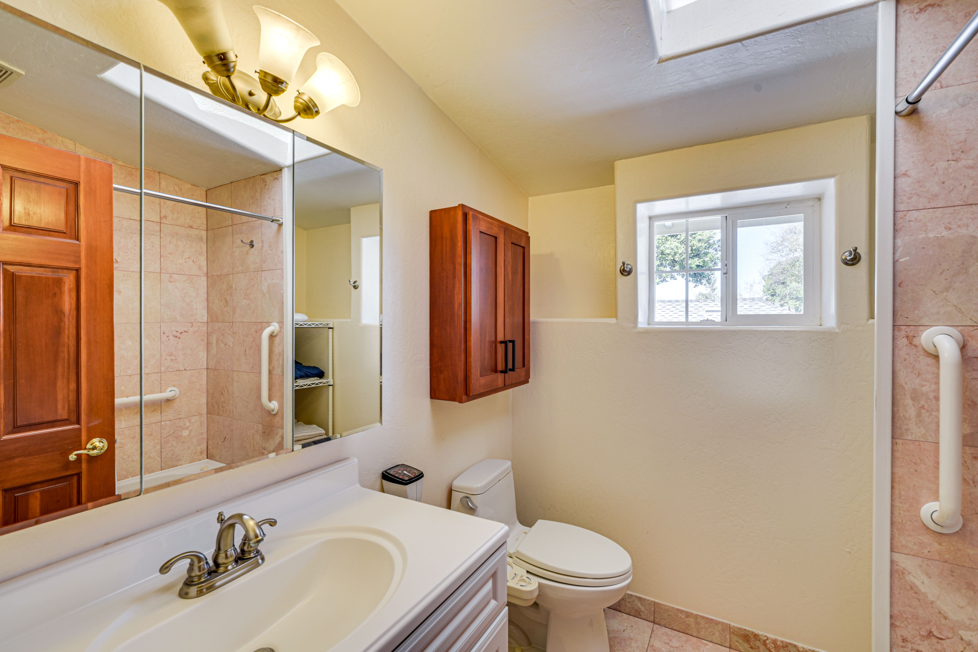 Full Bathroom | Towels Provided | 1st Floor
