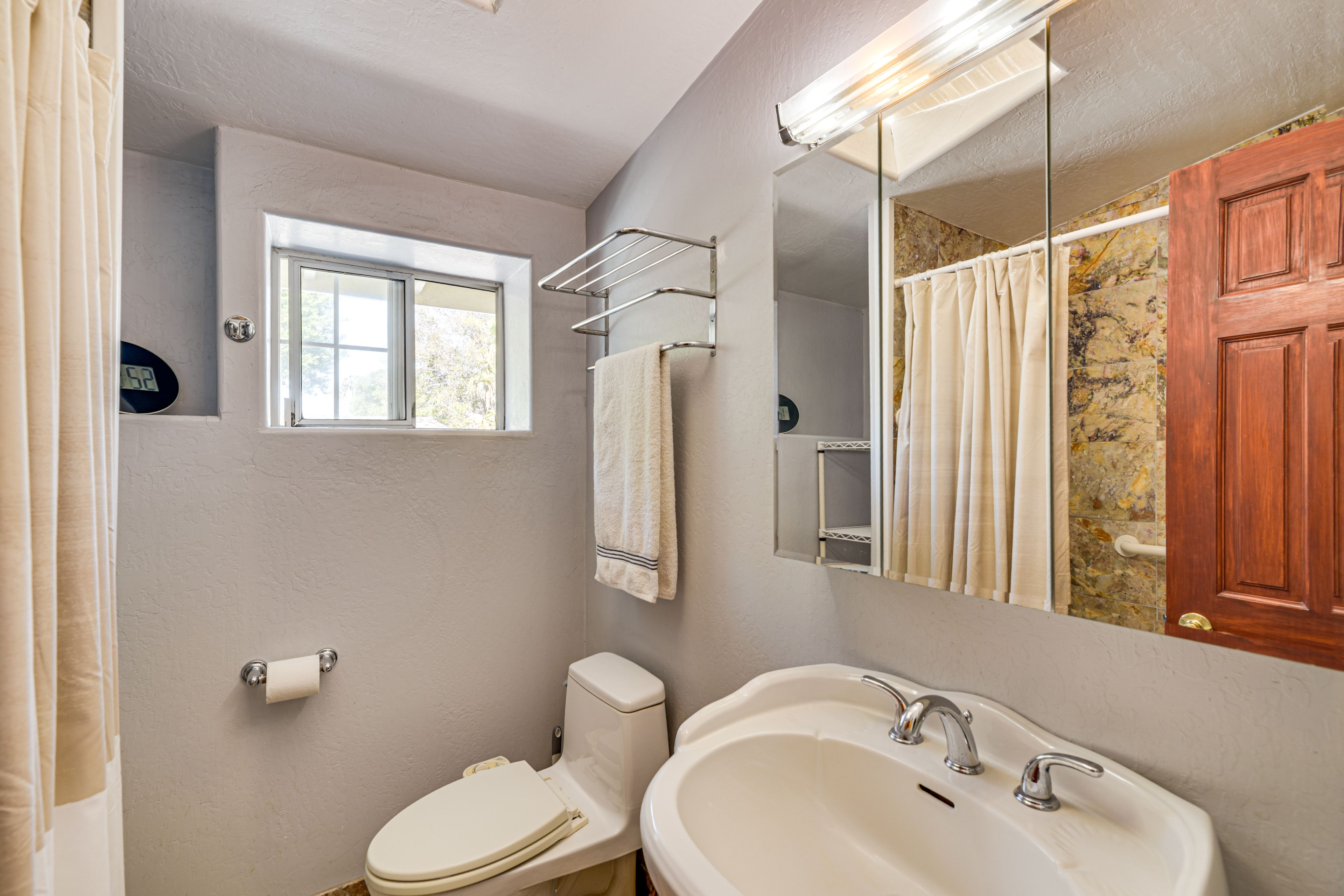 Full Bathroom | 2nd Floor