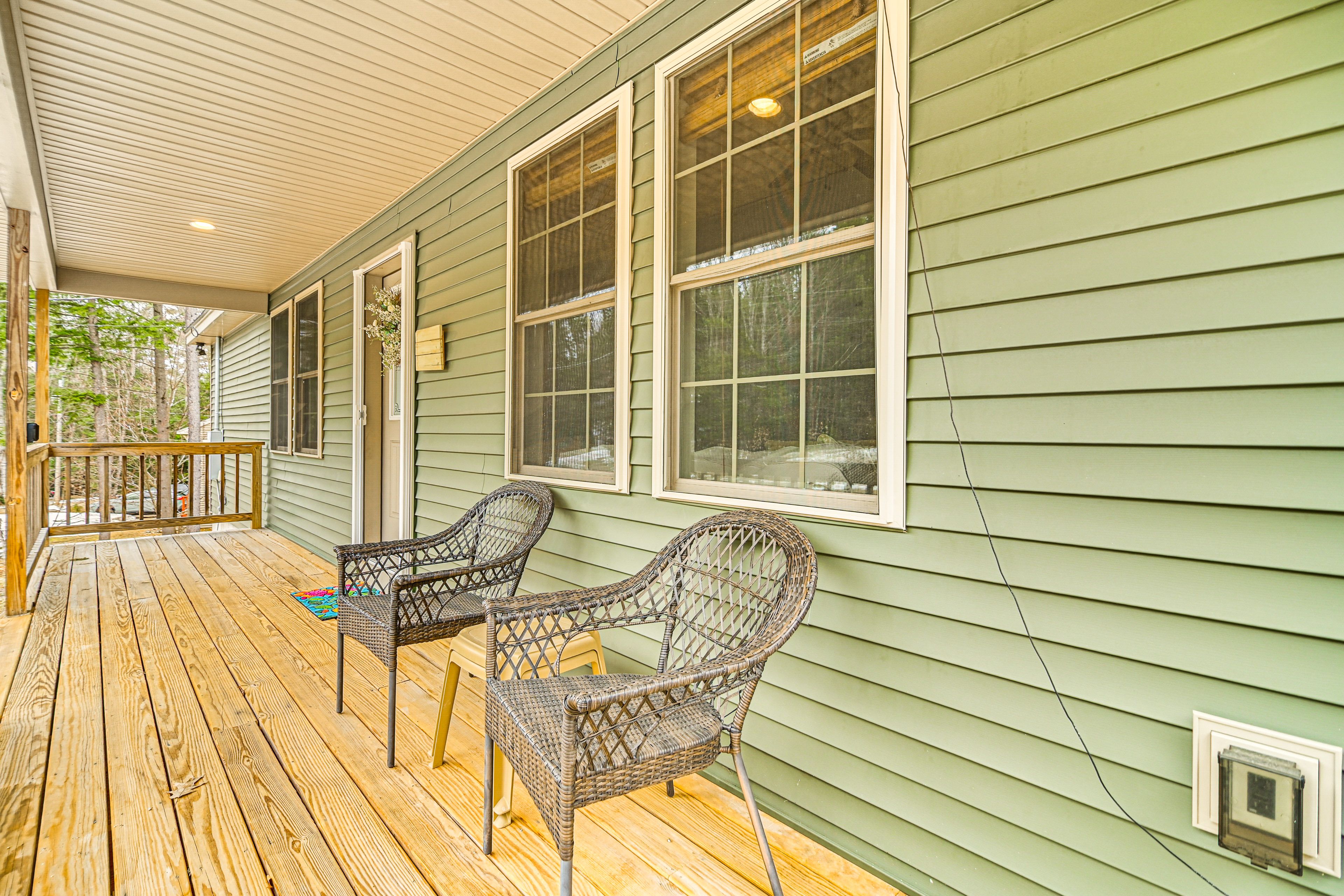 Covered Porch w/ Seating