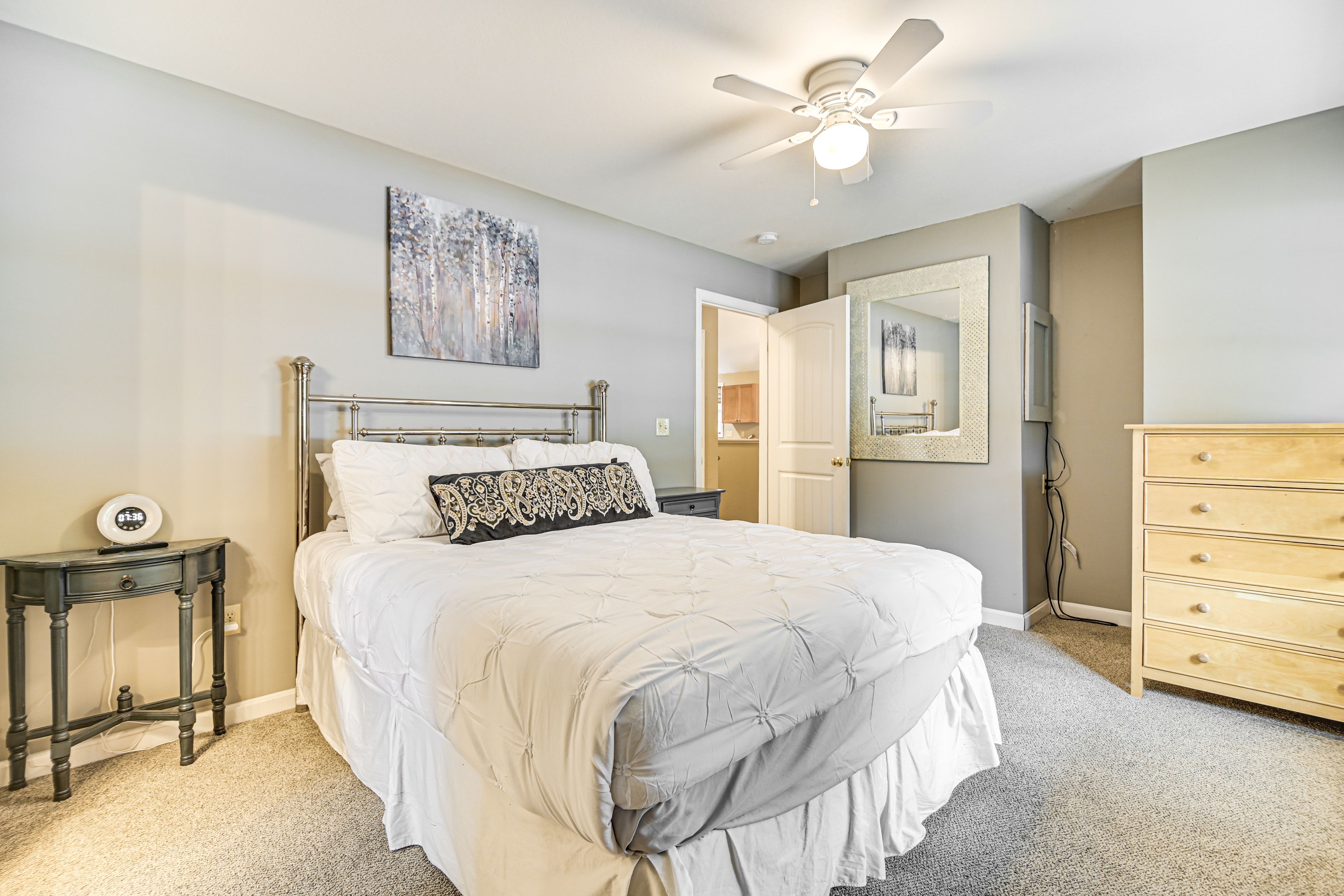 Bedroom 1 | 1st Floor | Queen Bed | Smart TV