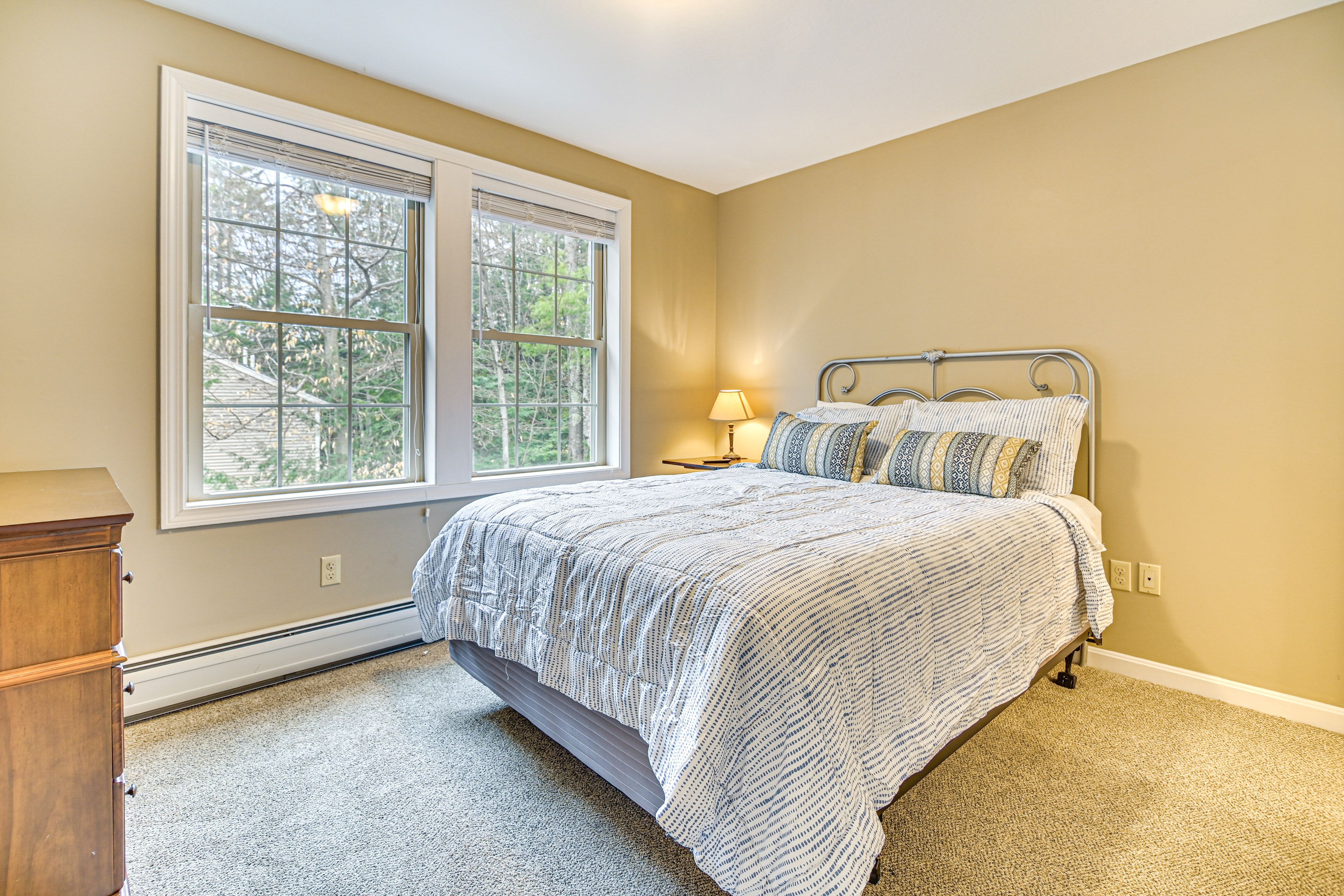 Bedroom 2 | 1st Floor | Queen Bed | Smart TV