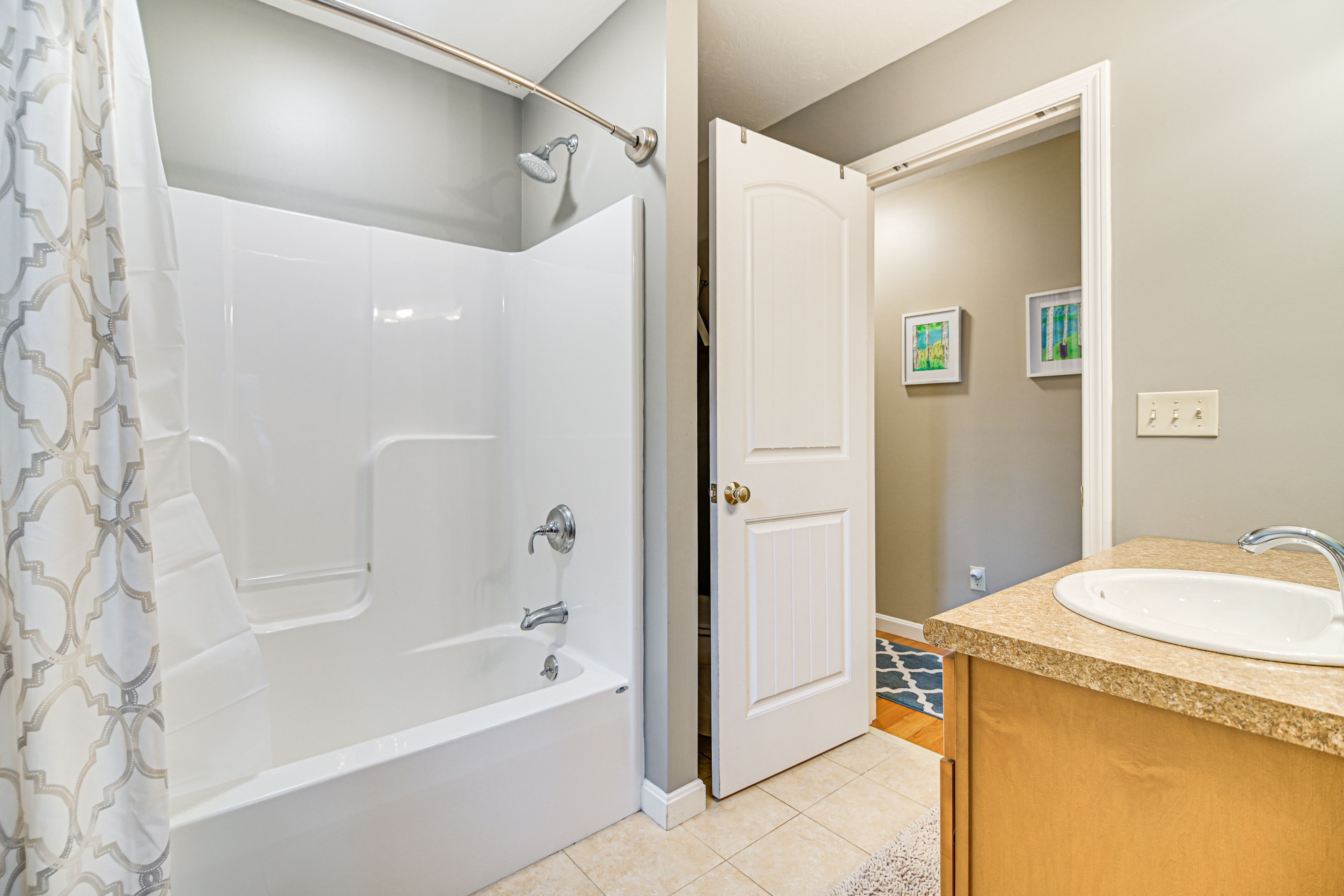 Full Bathroom | 1st Floor | Complimentary Toiletries