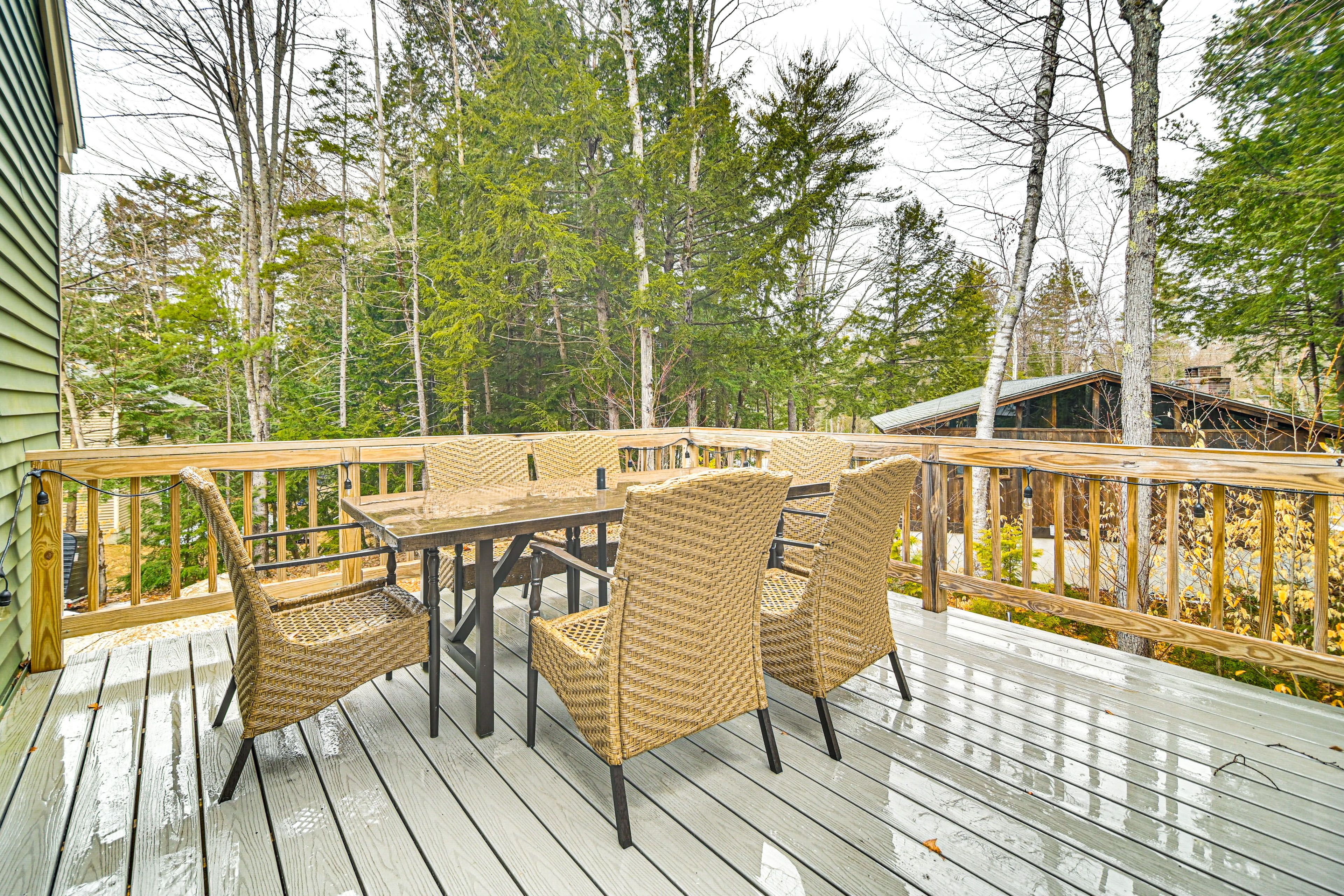 Deck w/ Dining Table