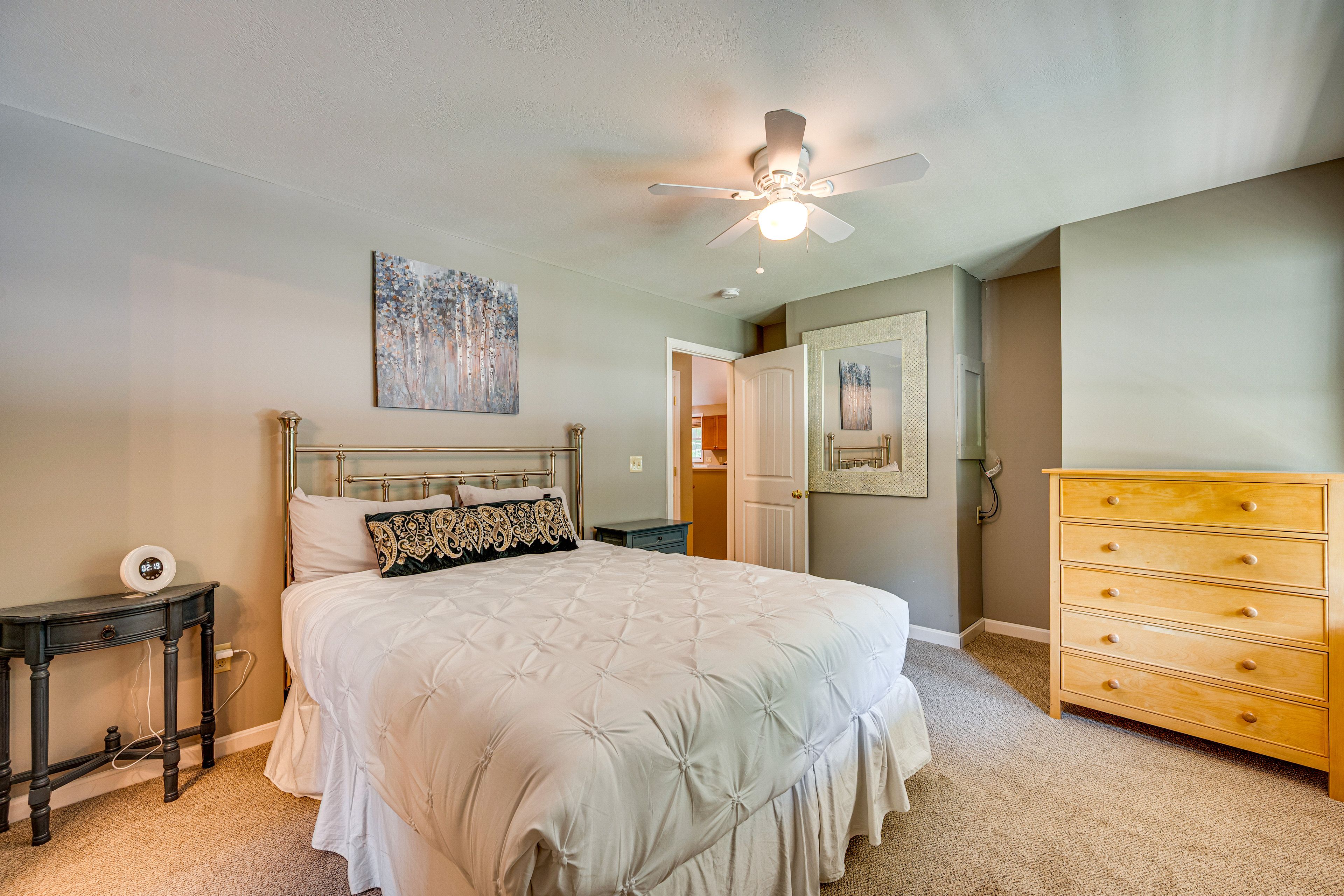 Bedroom 1 | 1st Floor | Queen Bed | Smart TV