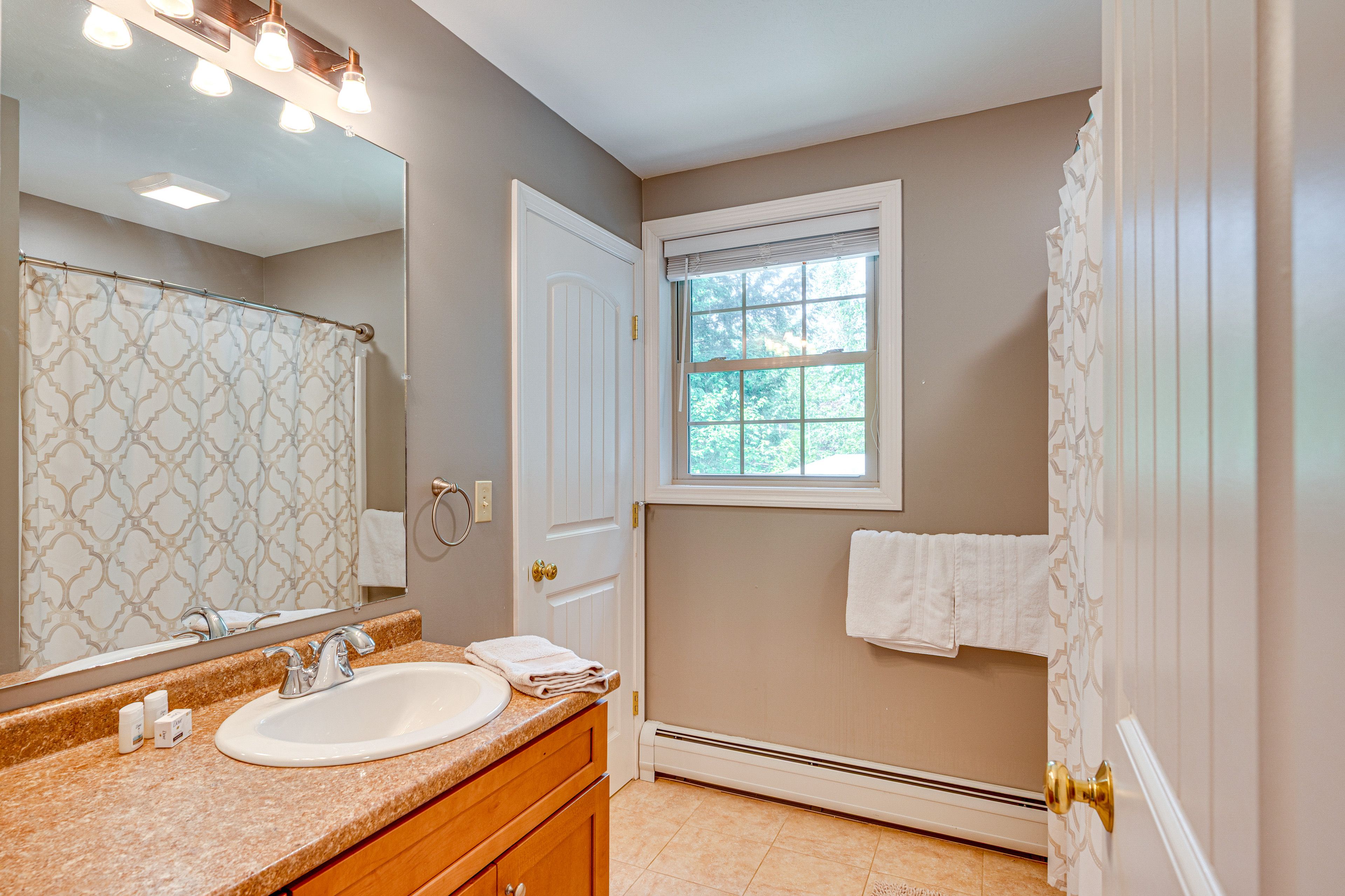 Full Bathroom | 1st Floor | Complimentary Toiletries