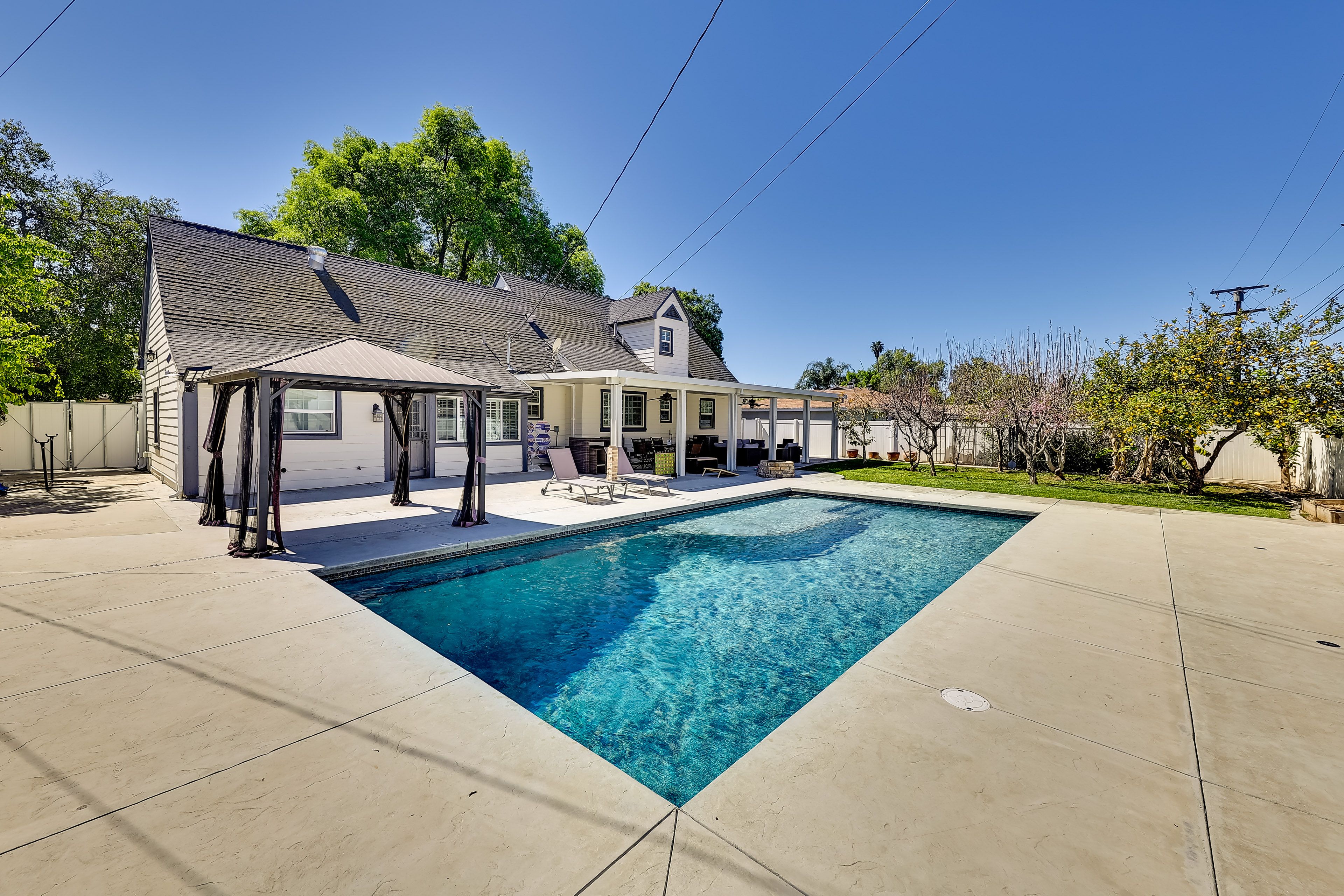 Private Outdoor Pool (Not Heated, Depth 4'-8')