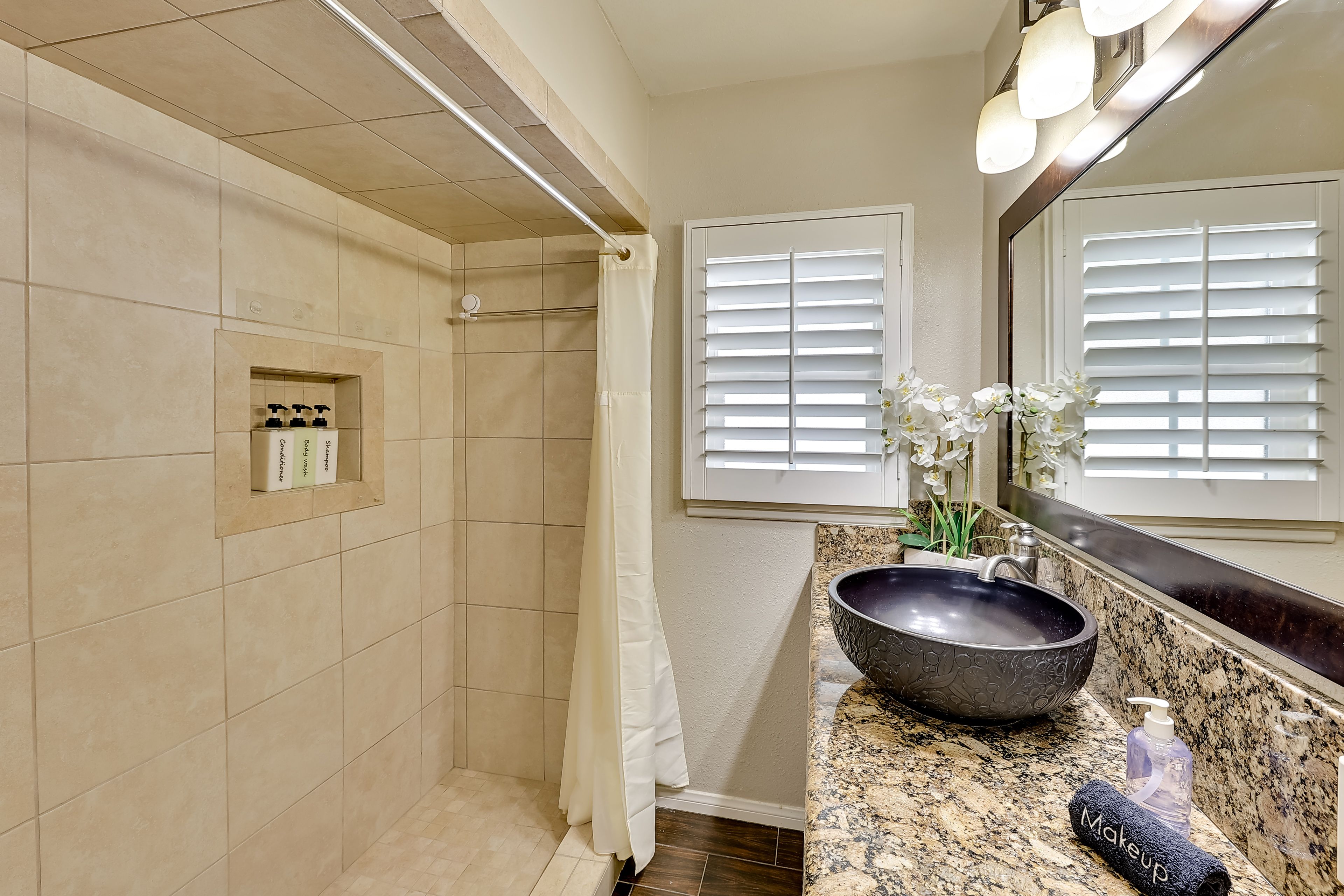 Full Bathroom | Main Level