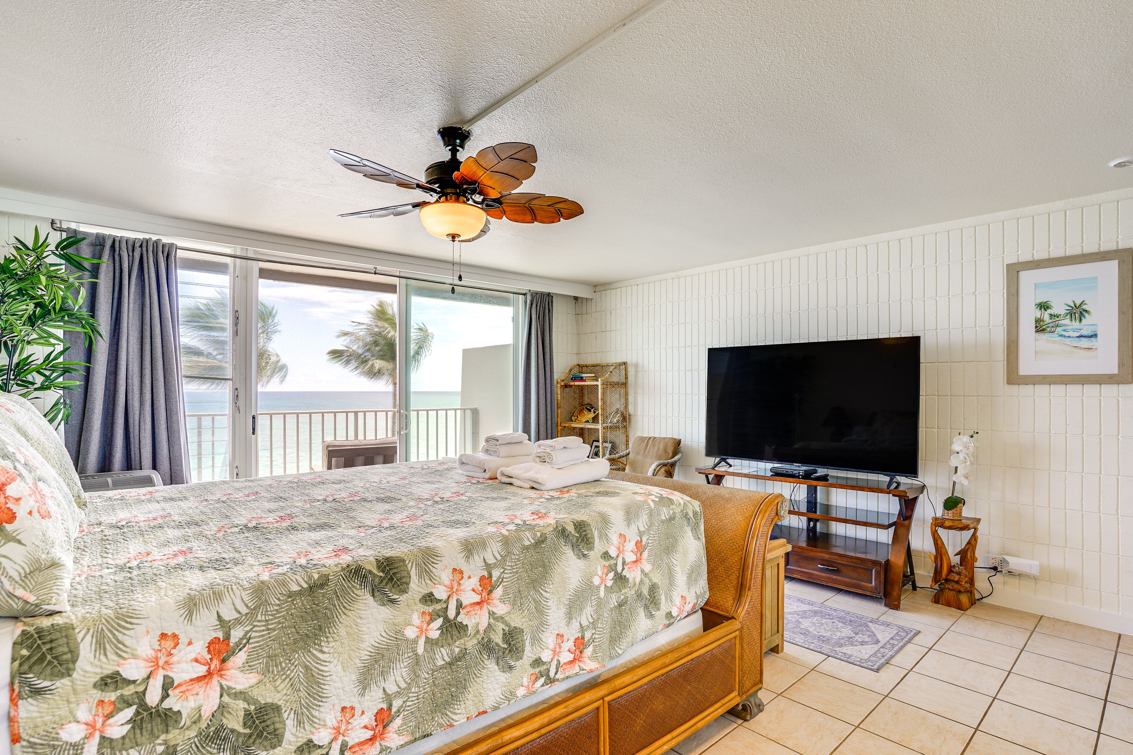 Bedroom 1 | Queen Bed | 1st Floor | Smart TV | Private Lanai