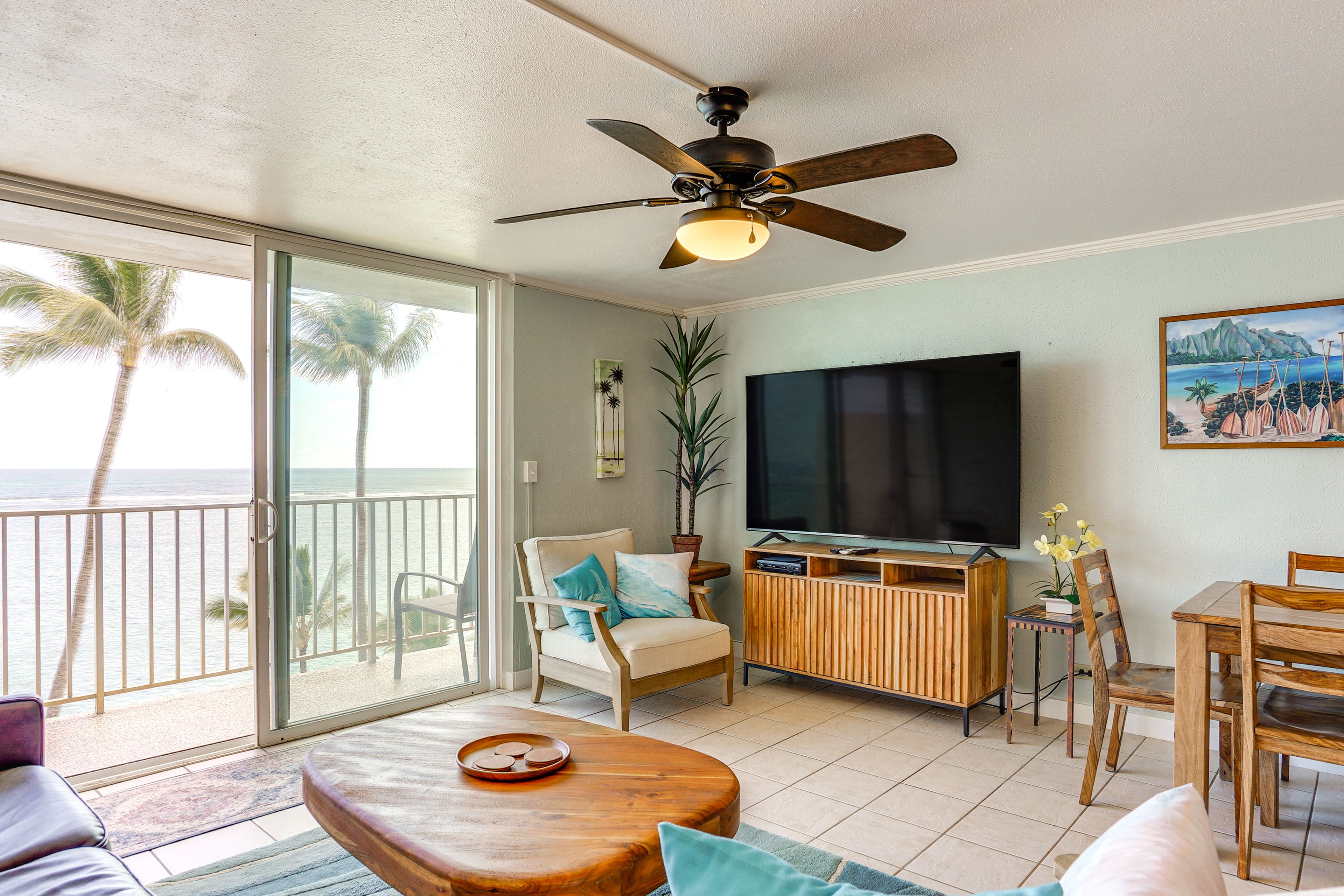 Living Room | 1st Floor | Queen Sleeper Sofa | Smart TV | Free WiFi | Window A/C