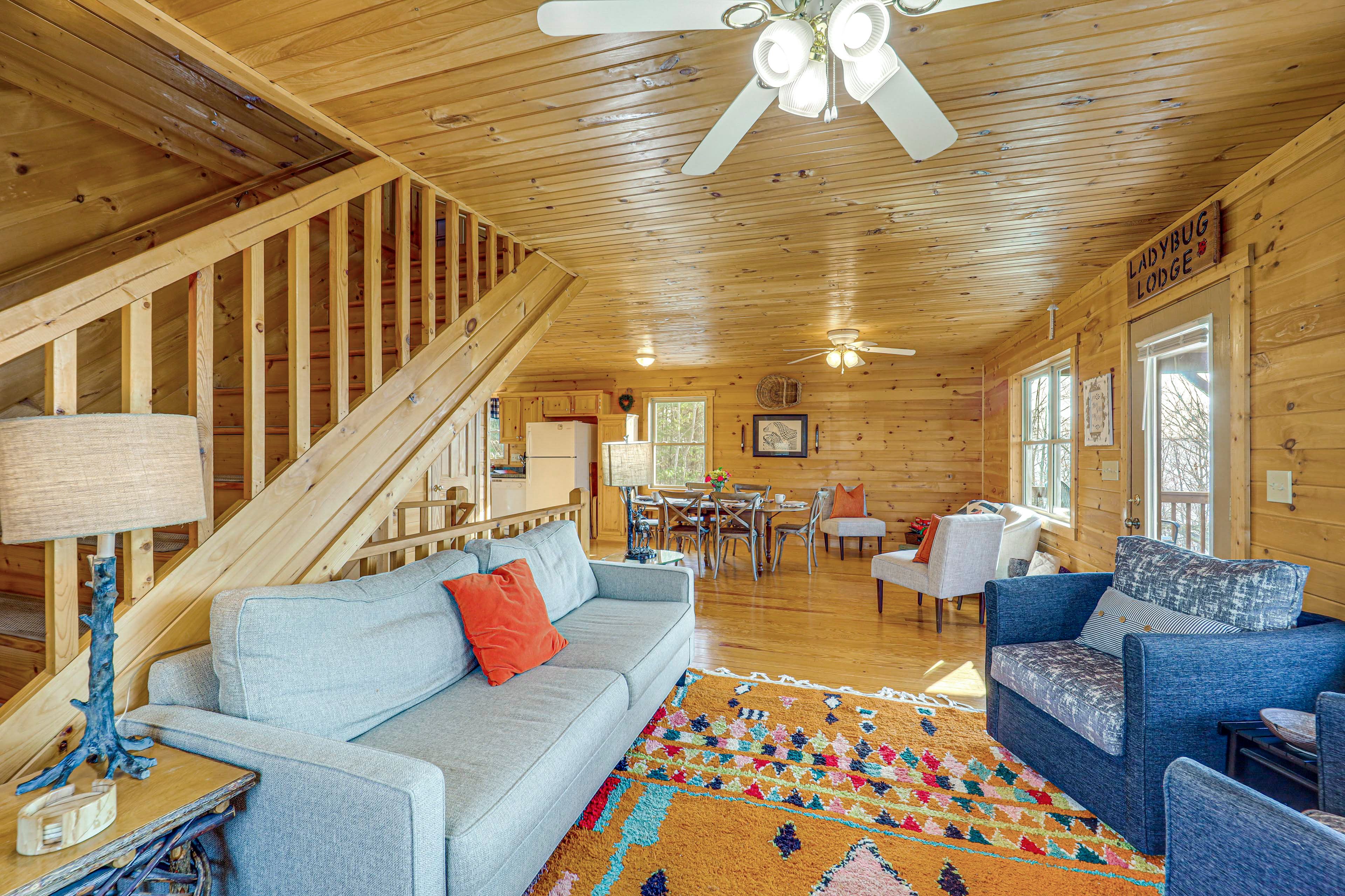 Living Room | Dining Area | Free WiFi | Central Heating & A/C