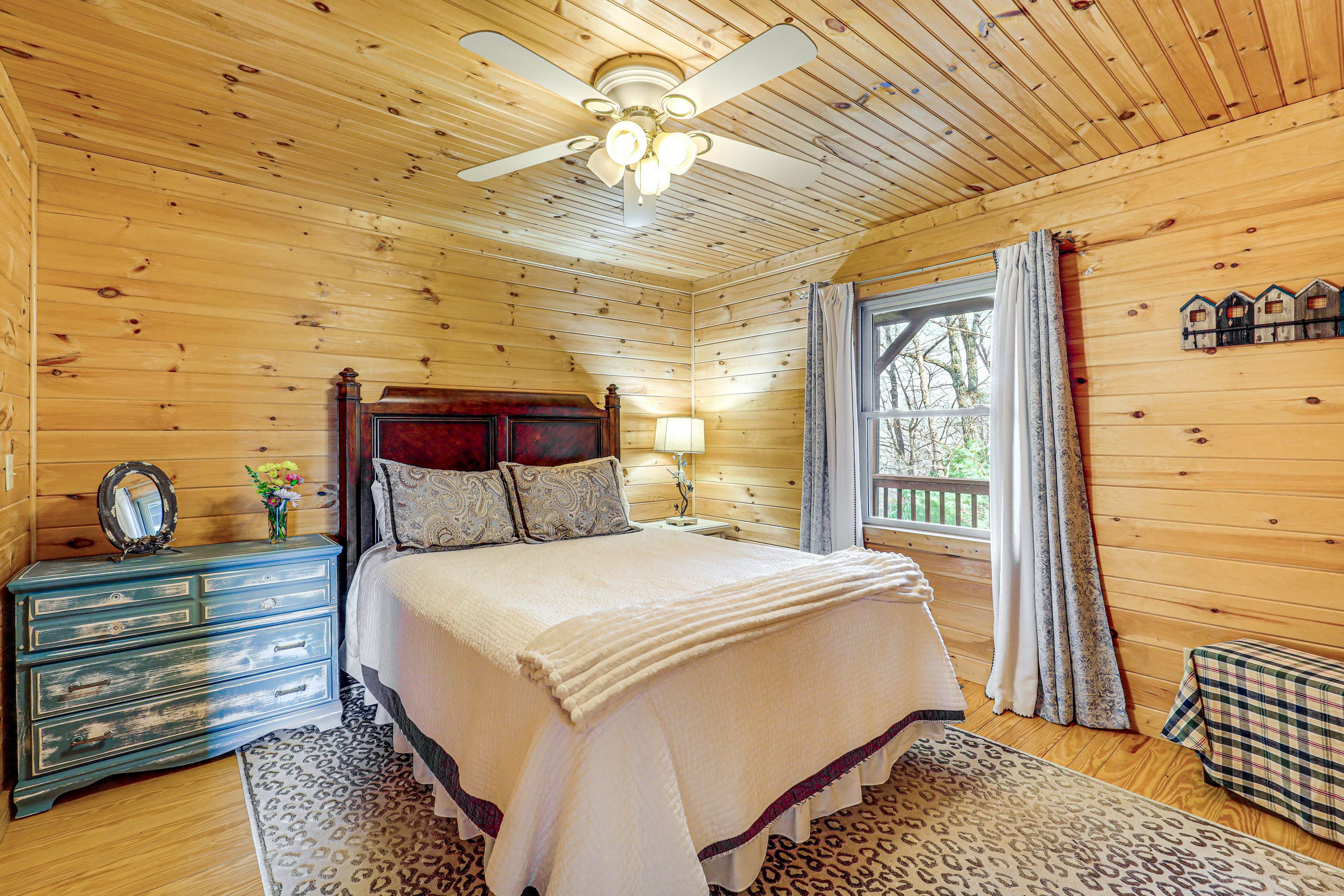 Bedroom 3 | Queen Bed | Upper Level