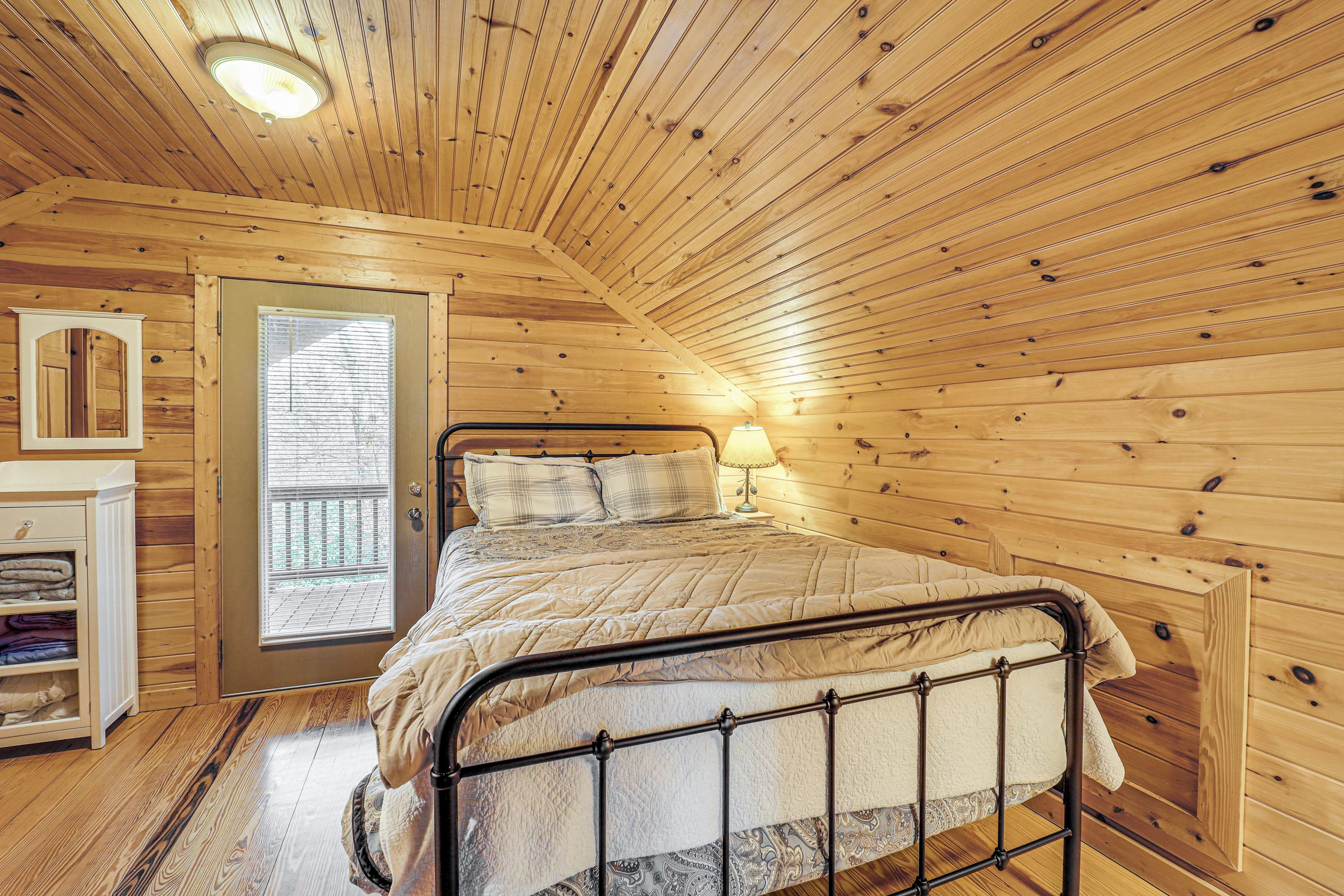 Bedroom 2 | Queen Bed | Upper Level
