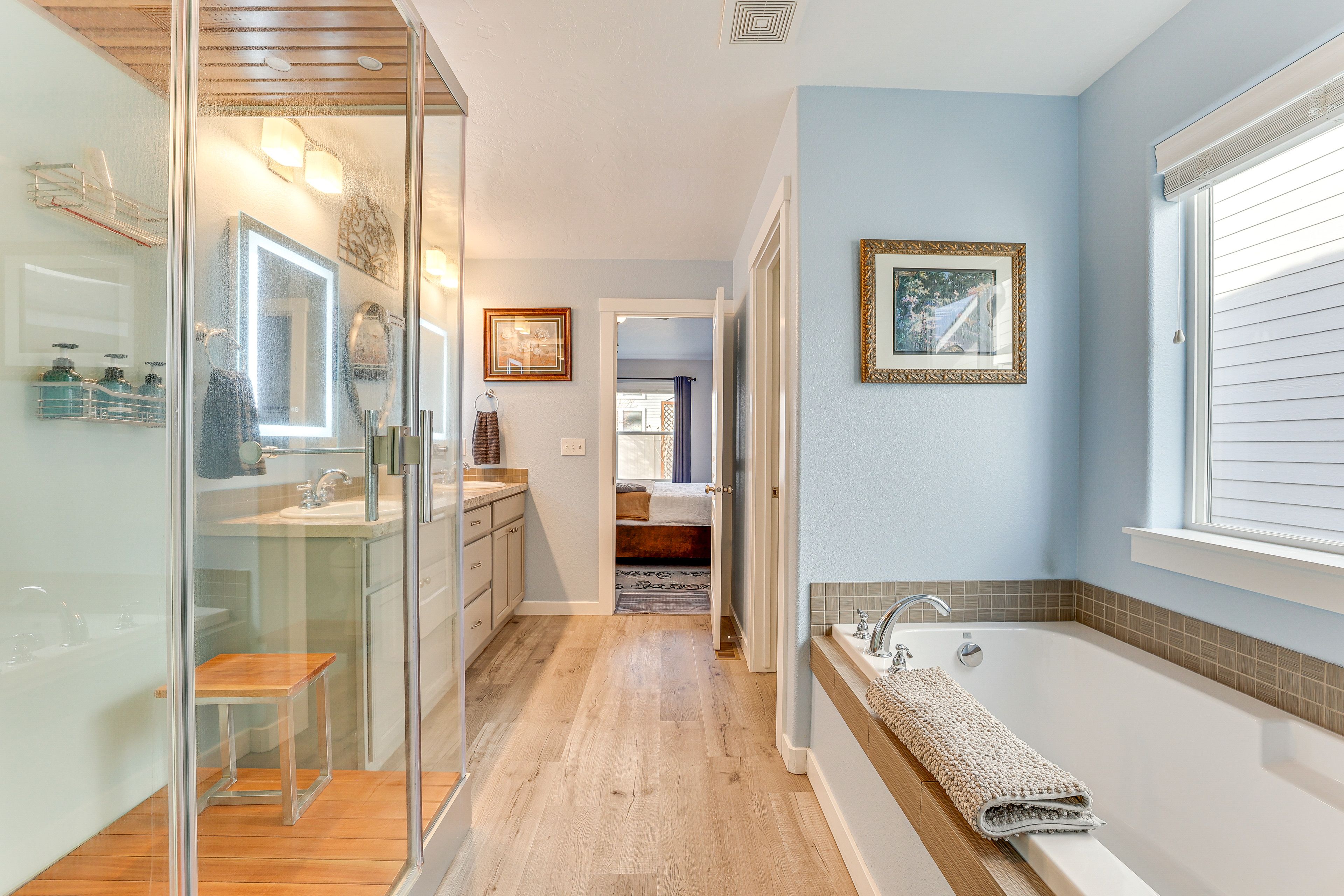 Full Bath | Towels | 1st Floor